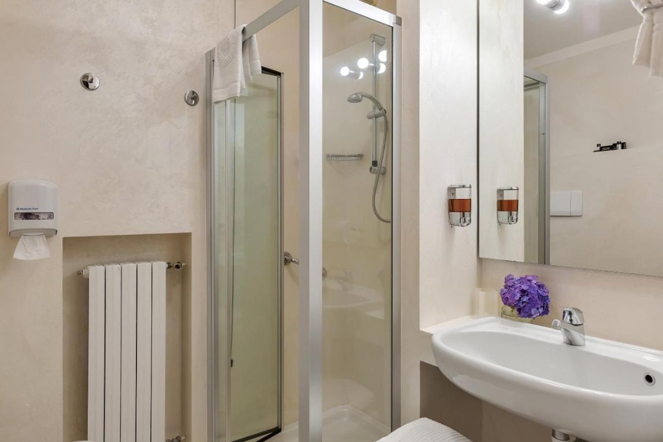 Deluxe Double Room with Balcony and Lake View - Photo 3