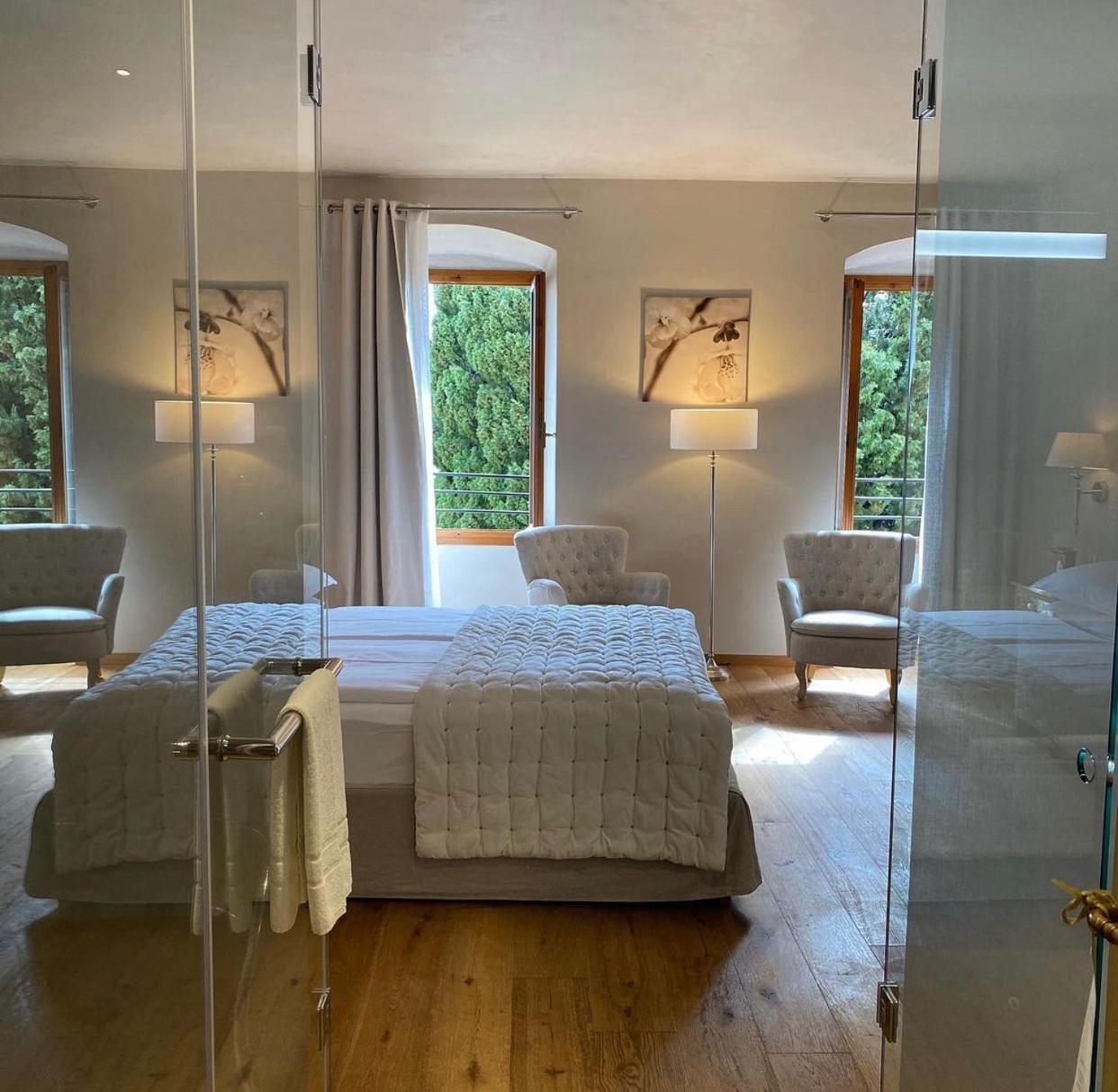 Double Room with Lake View - Photo 2
