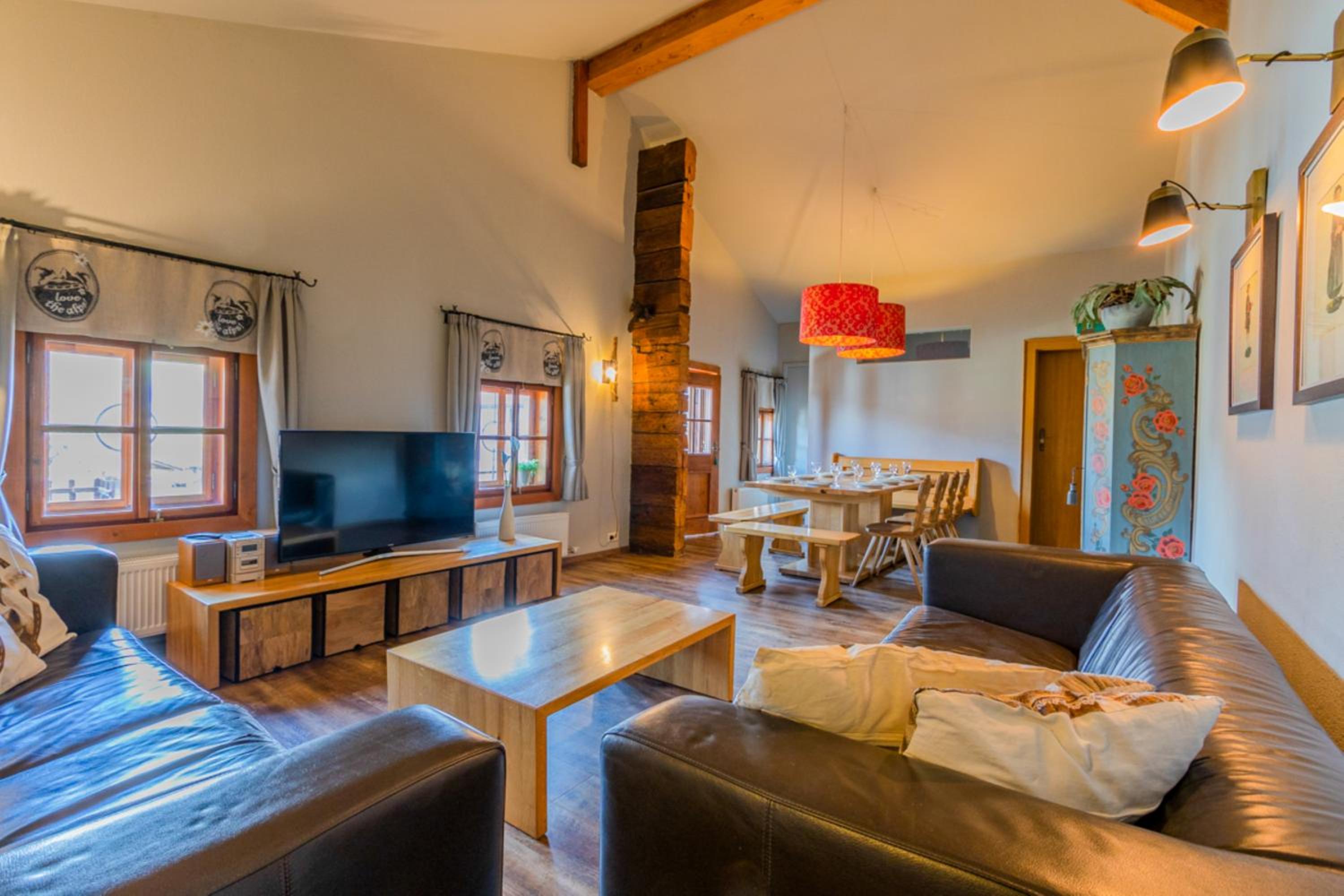 Eight-Bedroom House photo 1