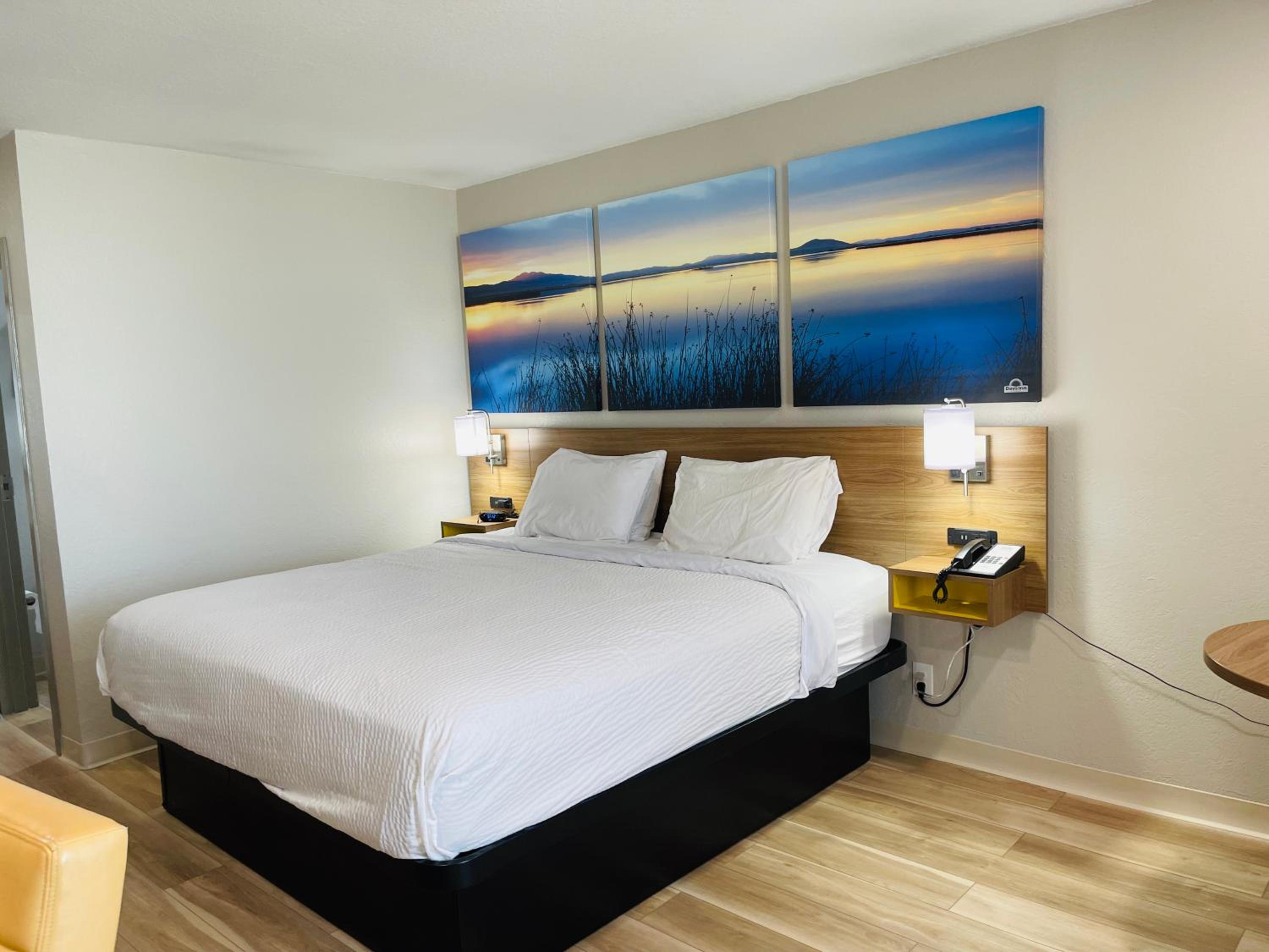 King Room - Non-Smoking - Photo 6