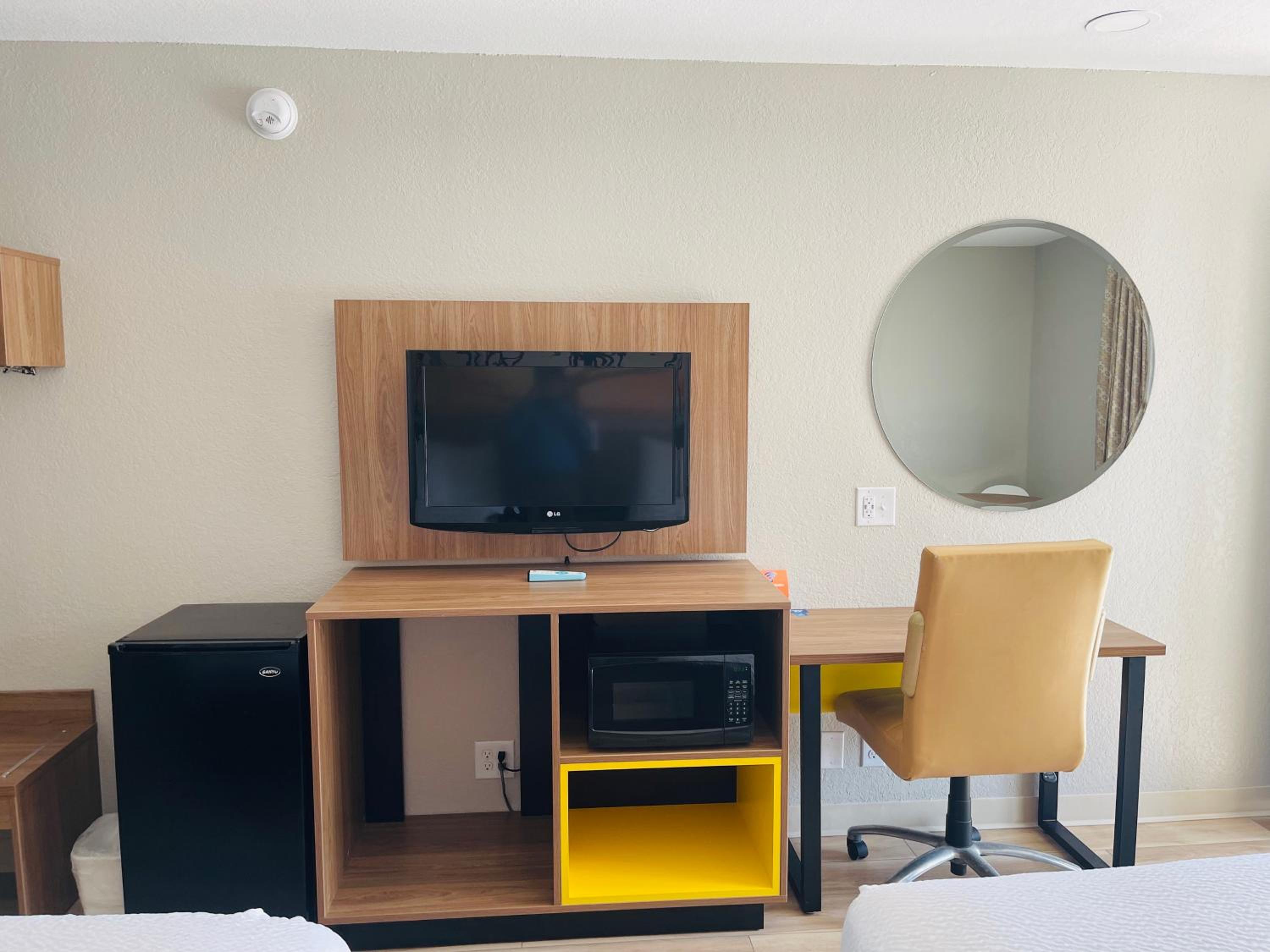 King Room - Non-Smoking - Photo 8