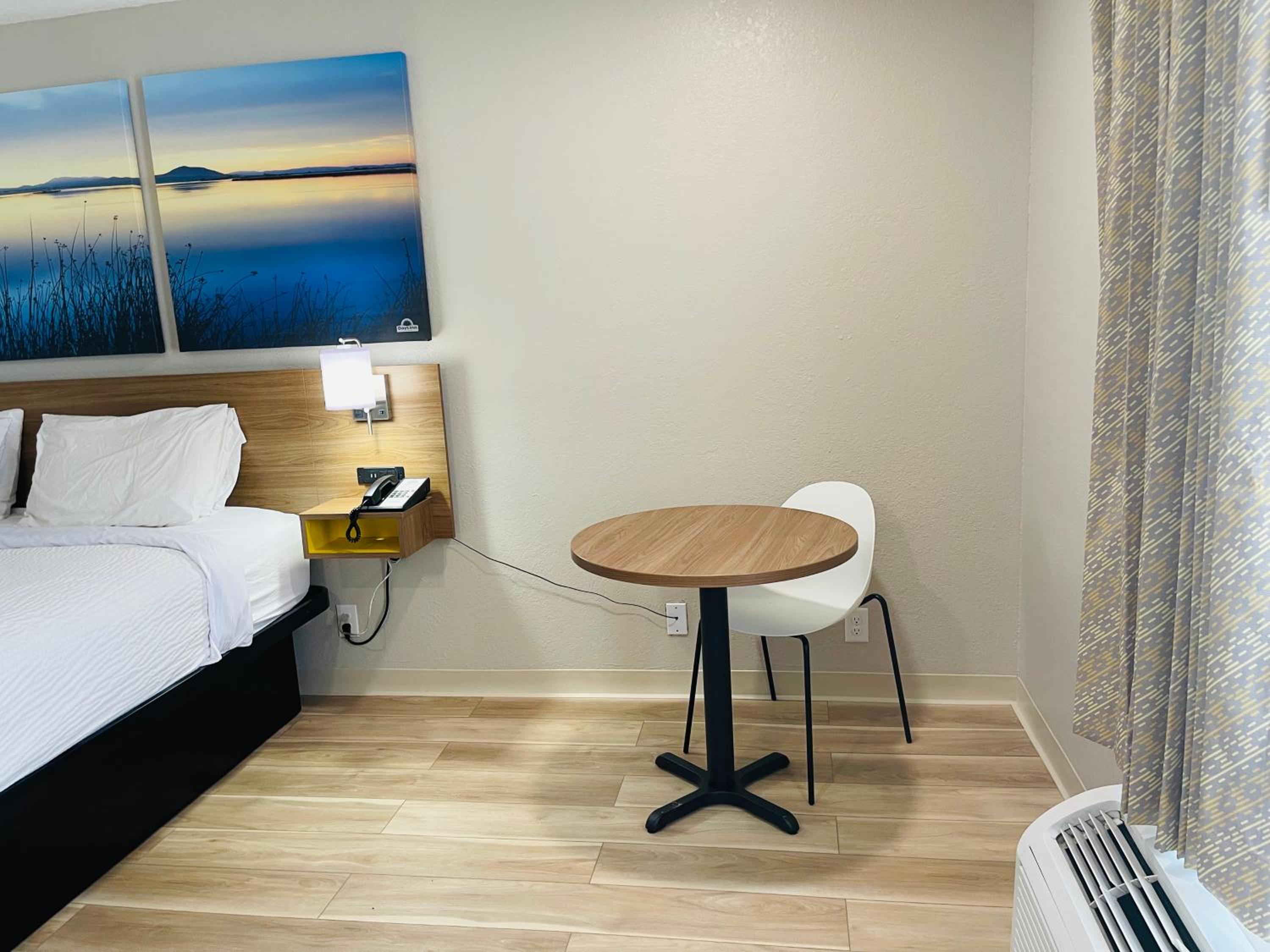 King Room - Non-Smoking - Photo 5