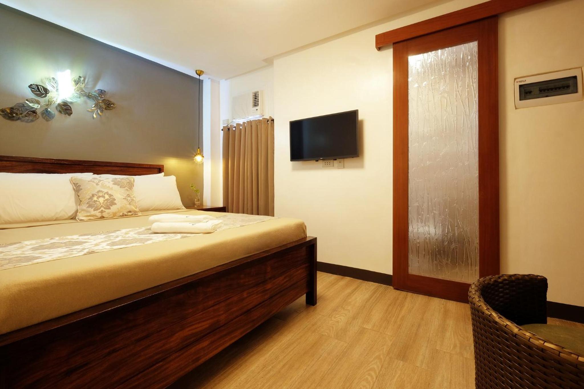 Deluxe Queen Suite - Photo 1