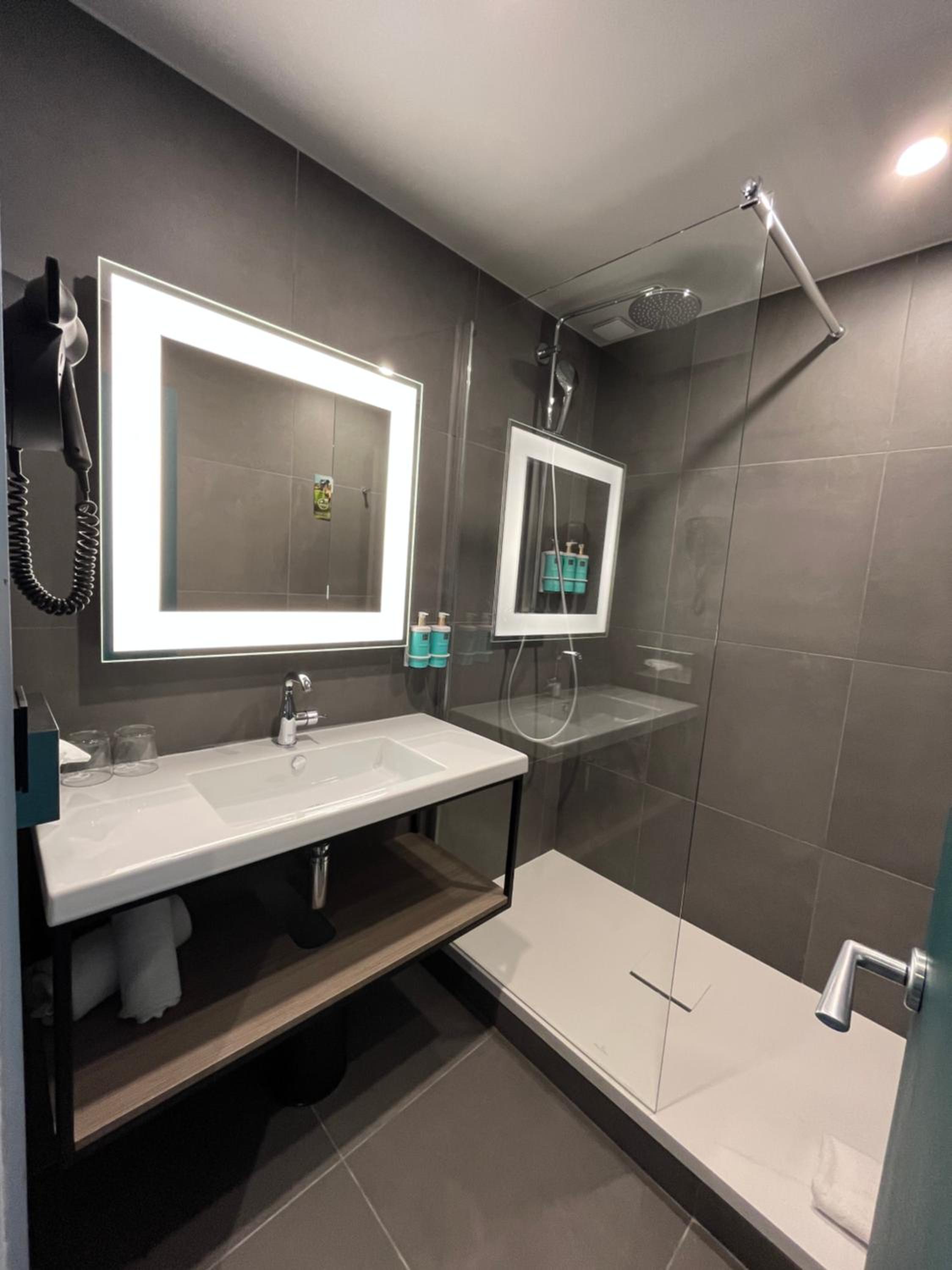 Connected Standard Family Suite - Photo 10