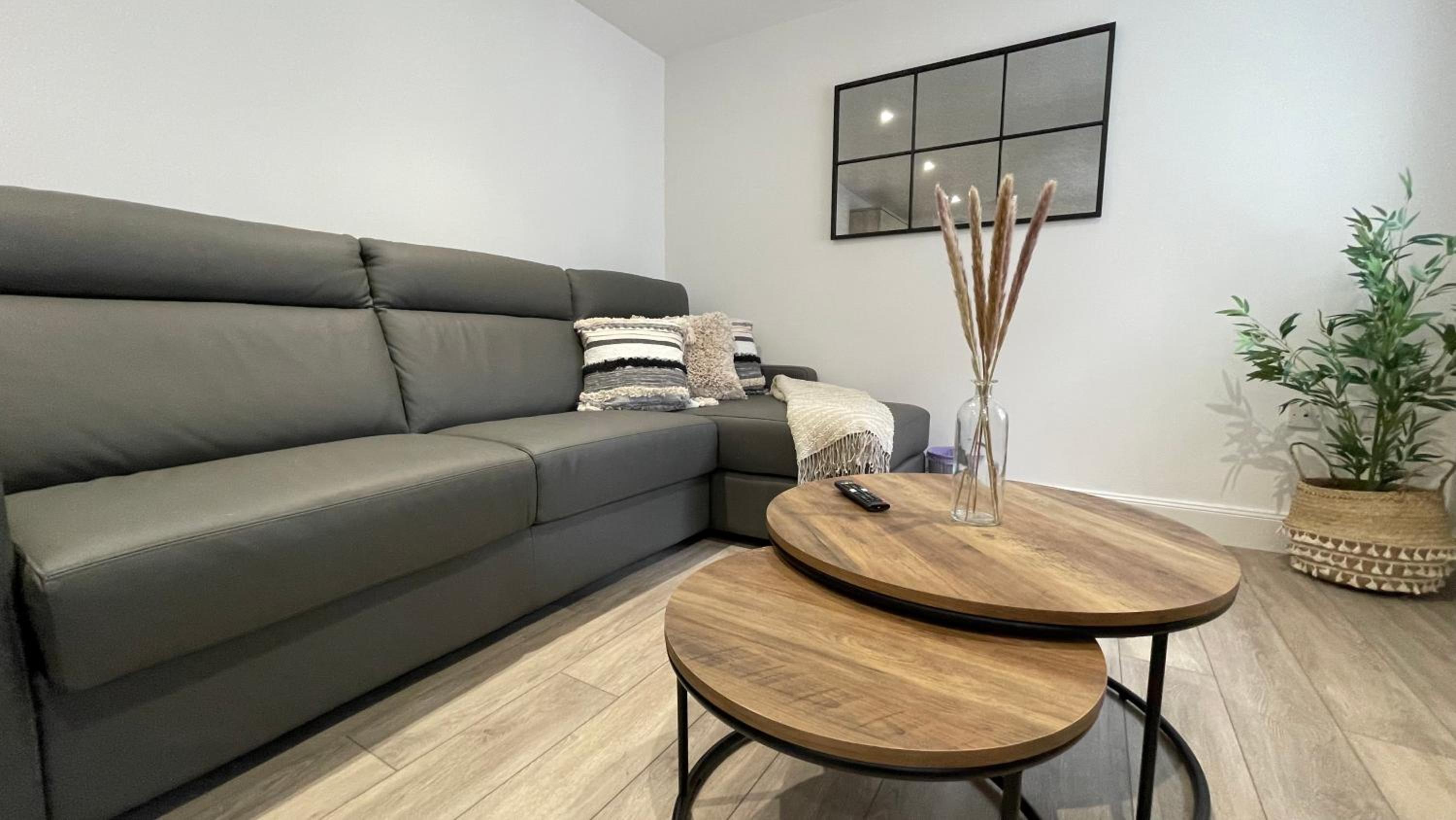 One-Bedroom Apartment photo 1