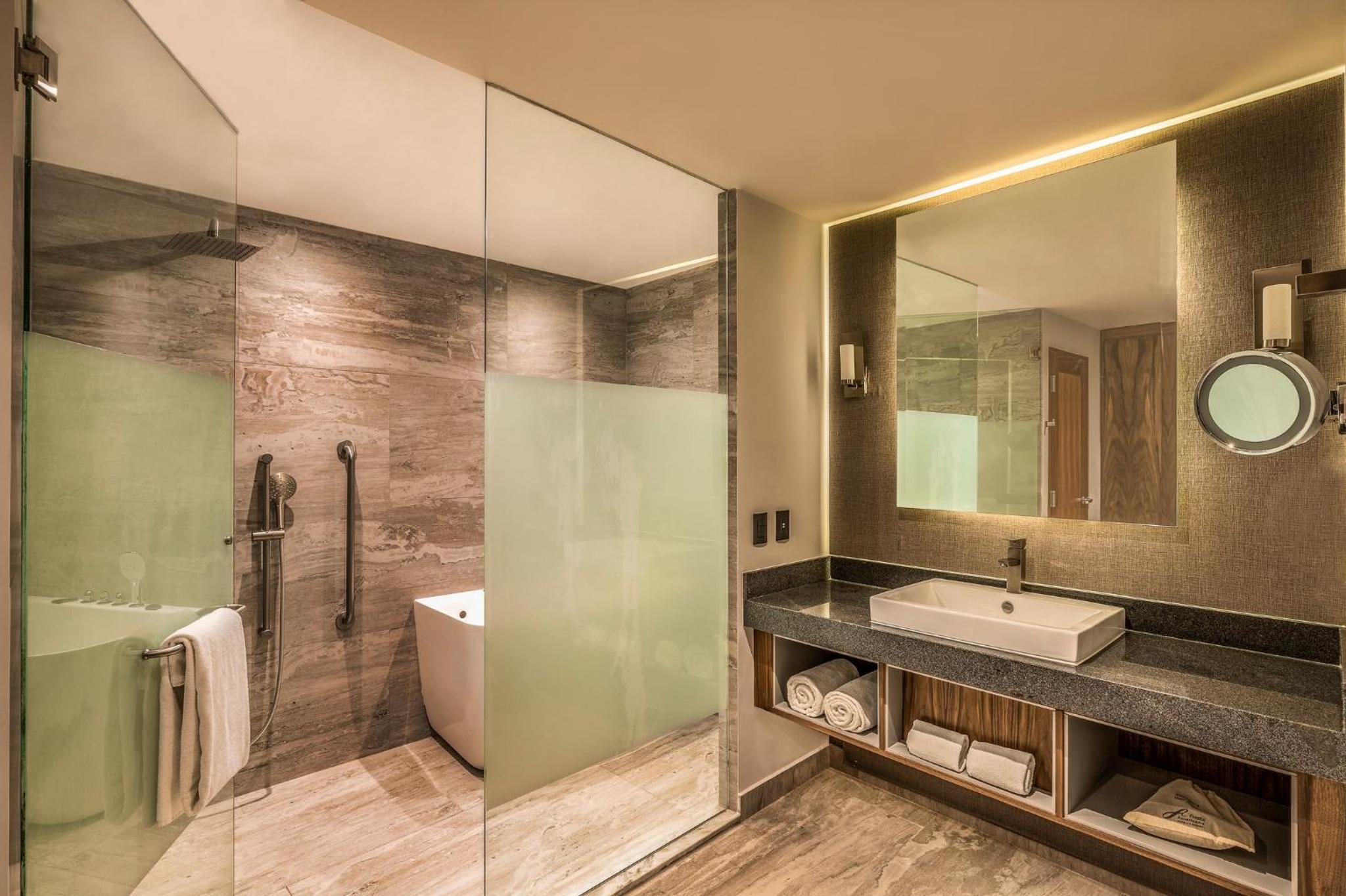 Master Suite 1 King - Photo 2