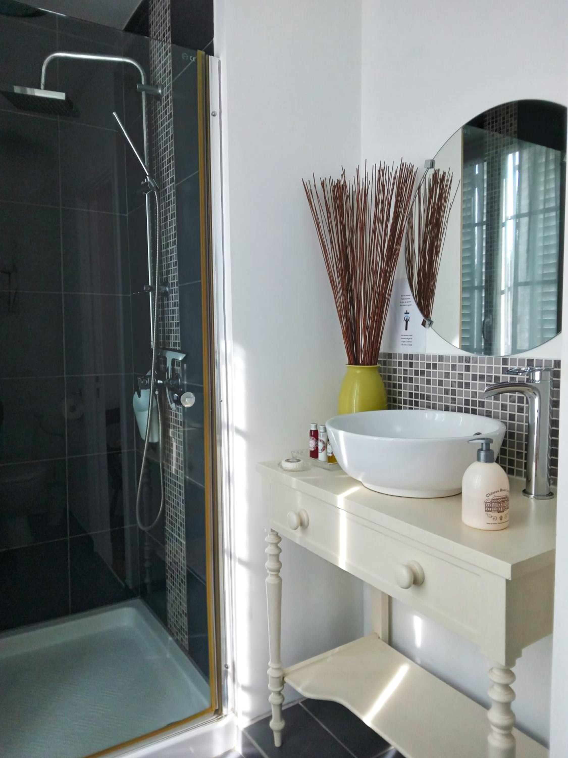 Deluxe Double Room with Shower - Photo 6