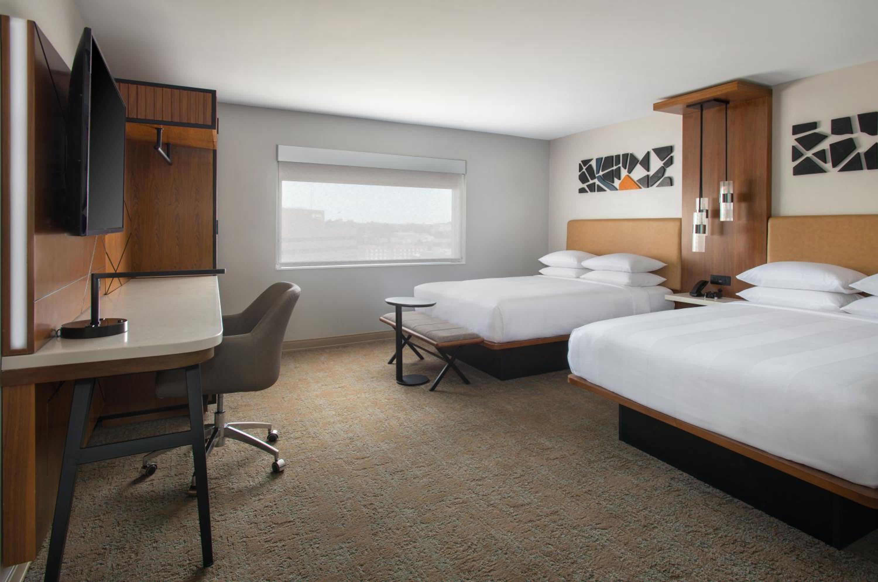 Queen Room with City View - Photo 1