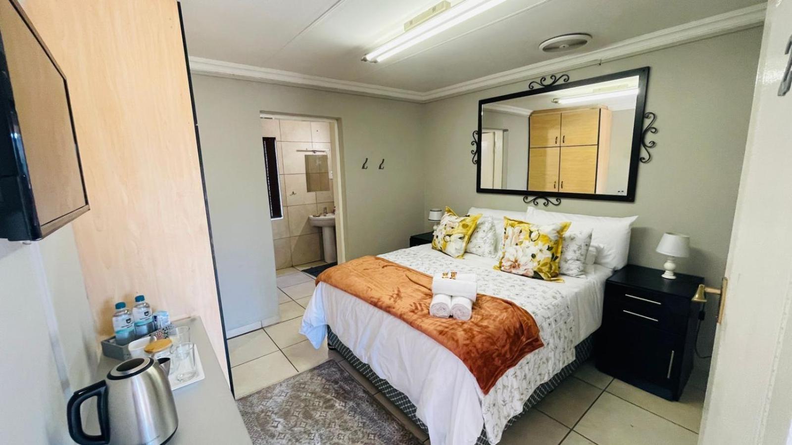 Deluxe Queen Room - Photo 2