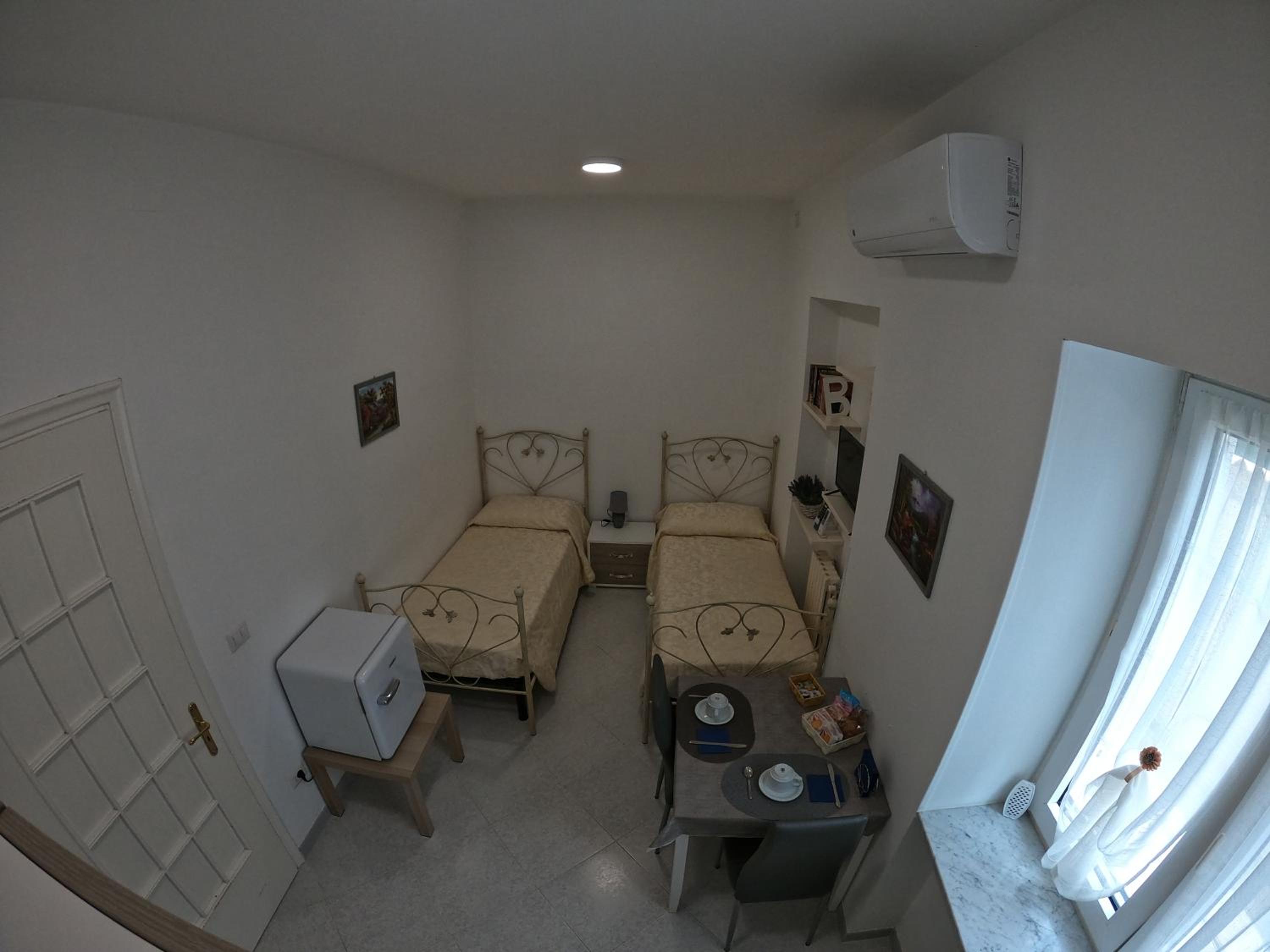 Twin Room with Private External Bathroom photo 2