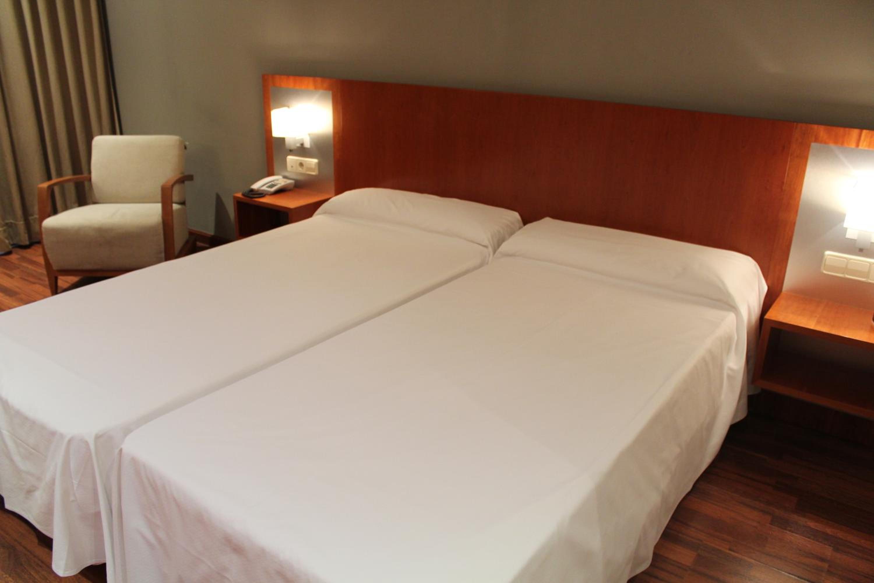 Standard Double or Twin Room - Photo 6