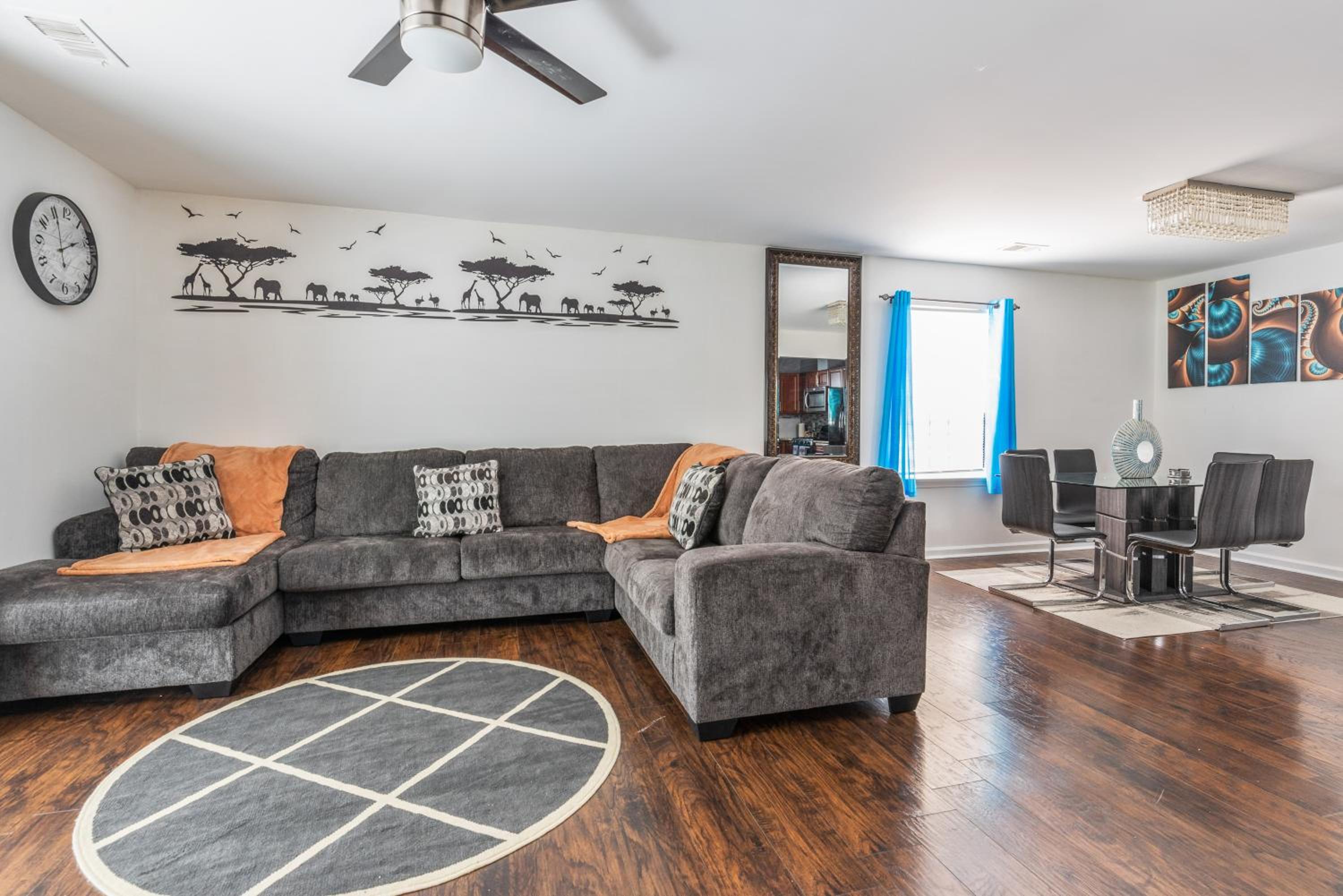 Three-Bedroom Apartment photo 2