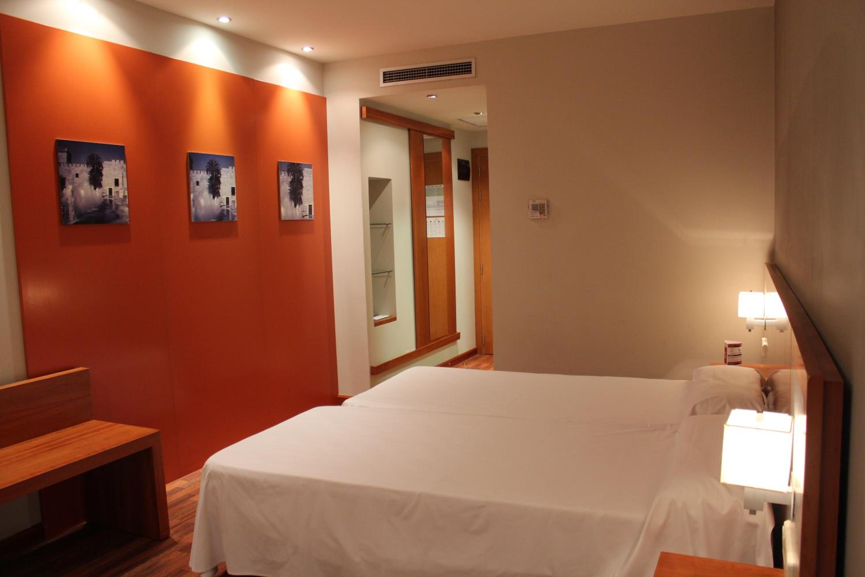 Standard Double or Twin Room - Photo 5