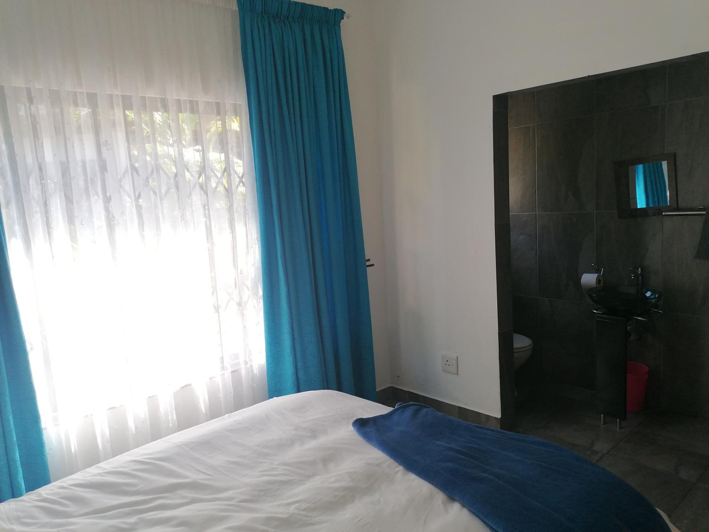 Deluxe Family Suite - Photo 38