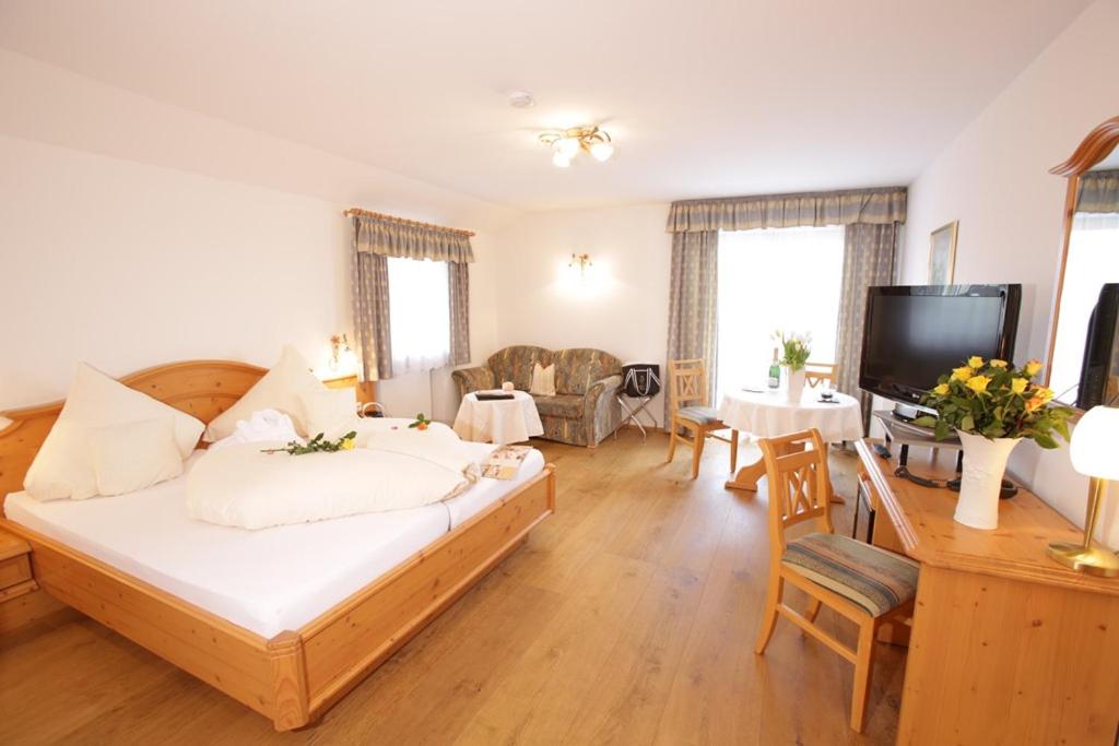 Deluxe Double Room with Balcony photo 3