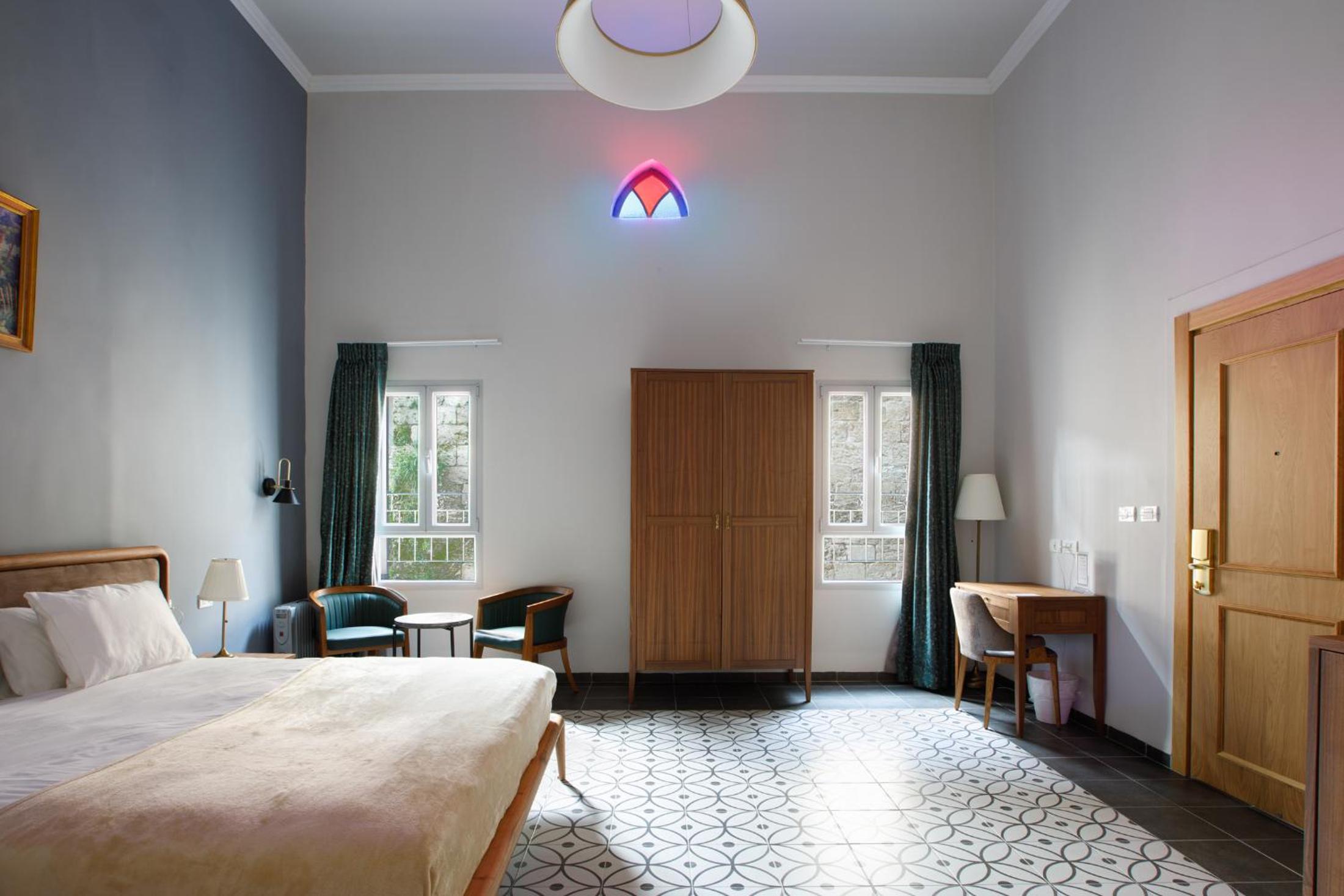 Suite - Photo 1
