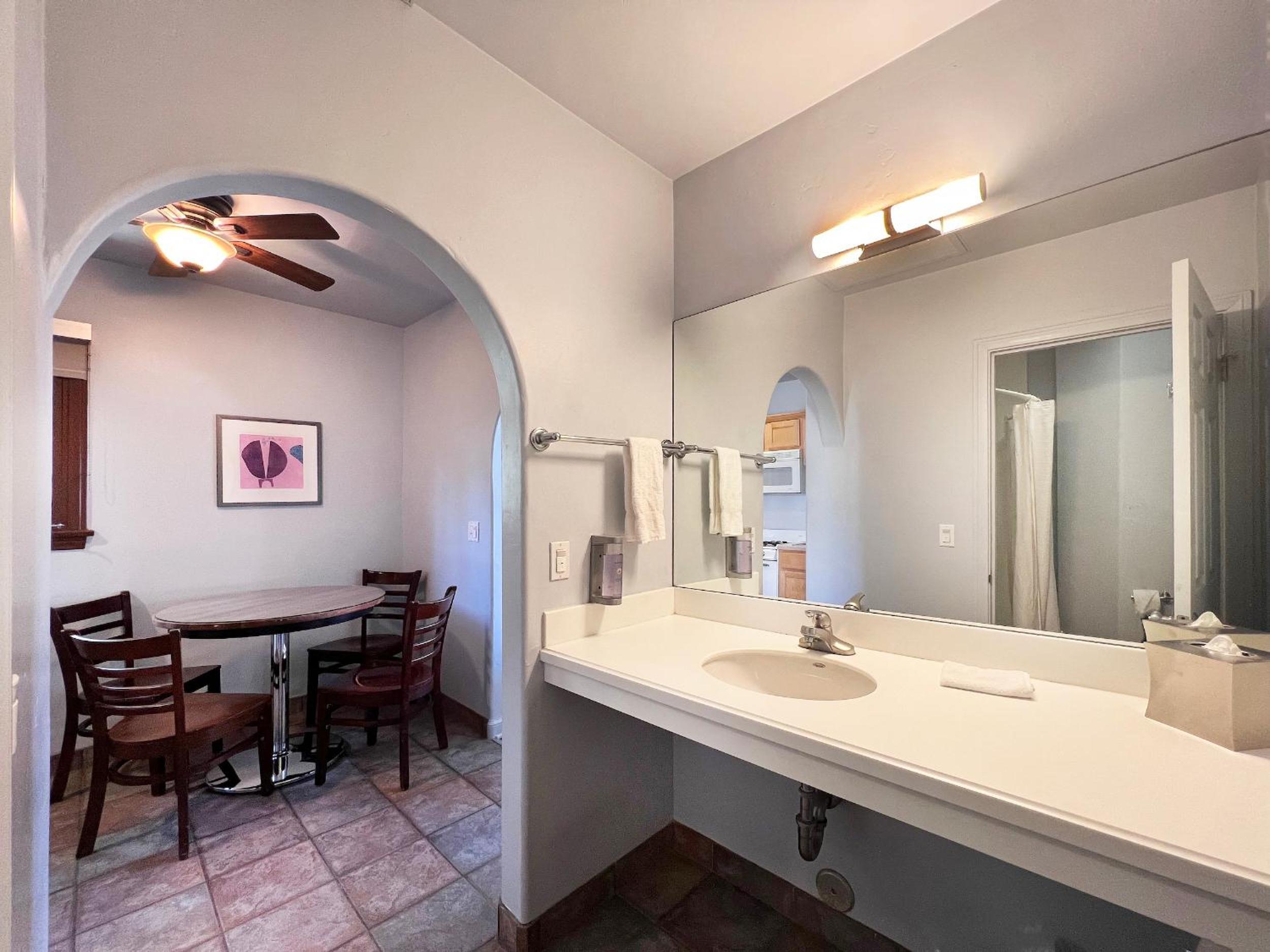 One-Bedroom Suite - Photo 3
