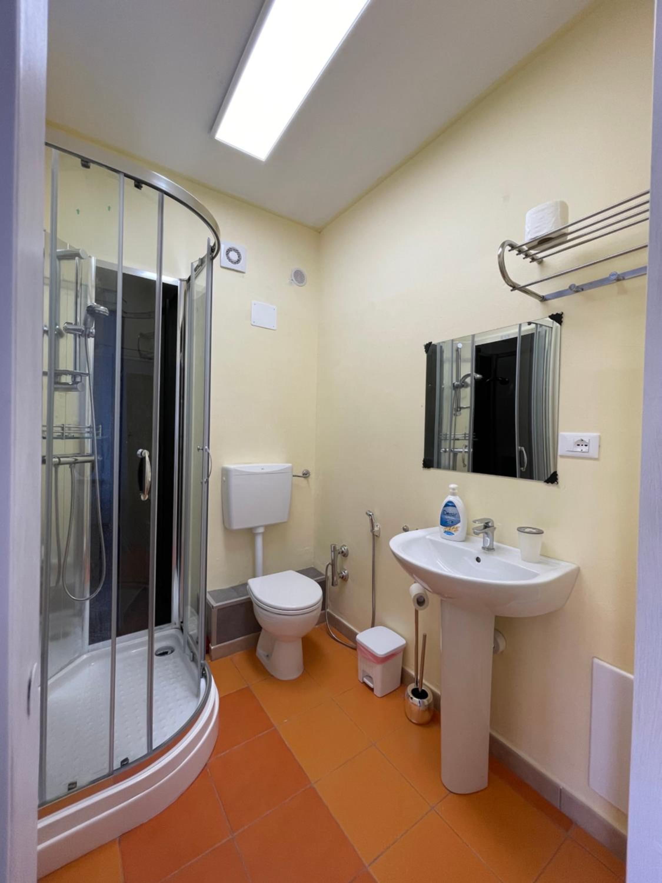 Quadruple Room with Private Bathroom - Photo 4