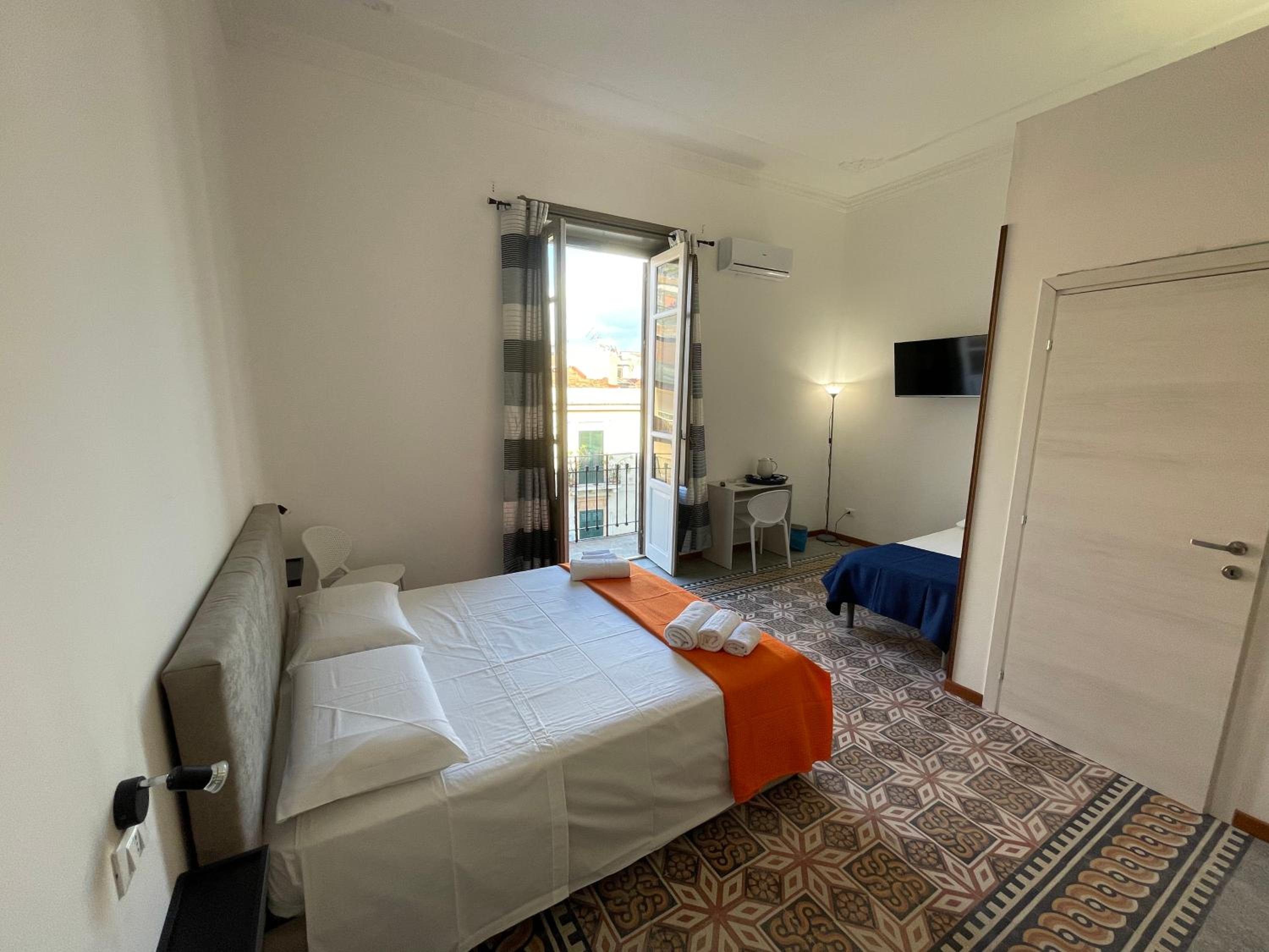 Quadruple Room with Private Bathroom - Photo 6