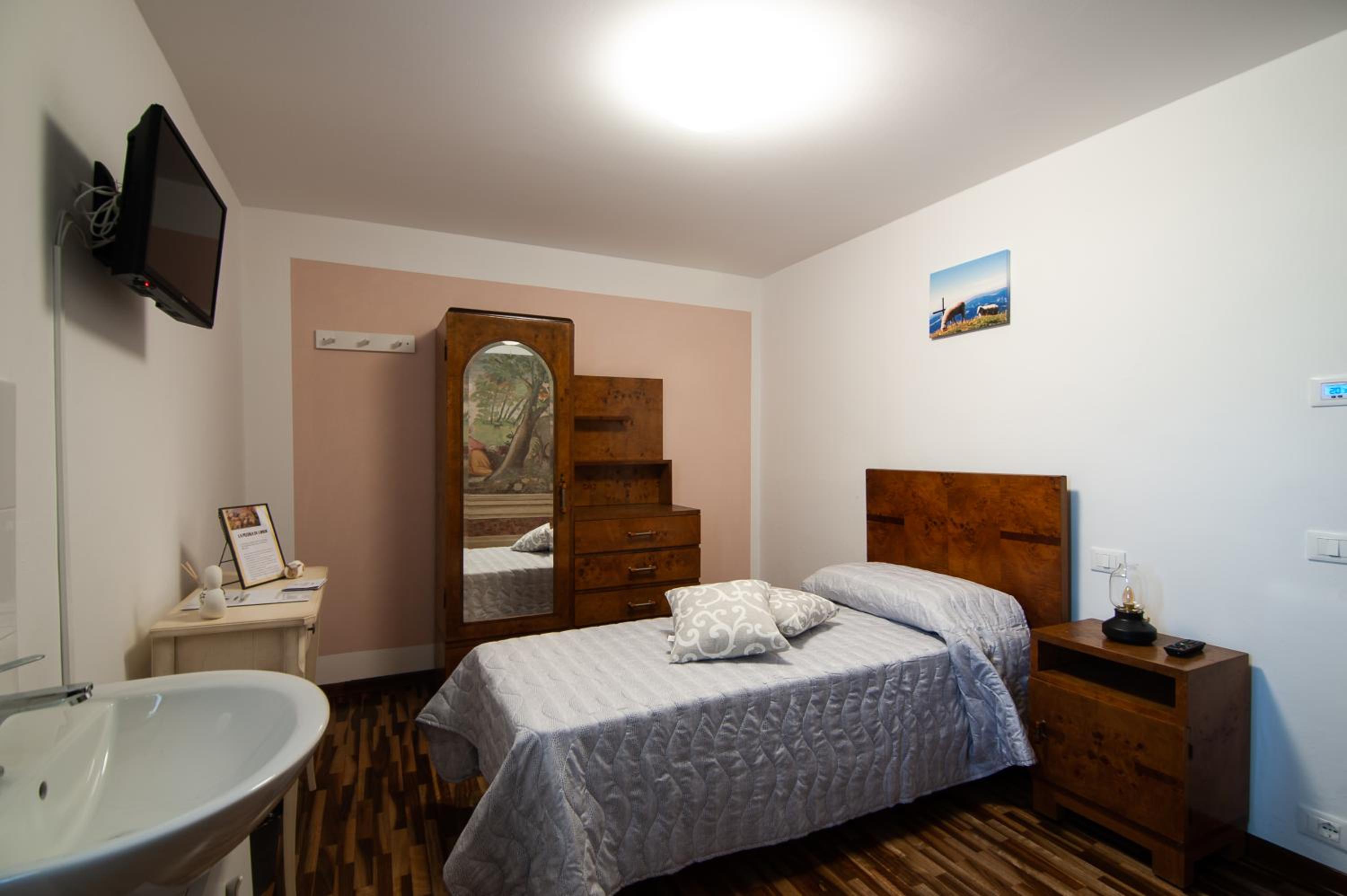 Single Room with Private External Bathroom