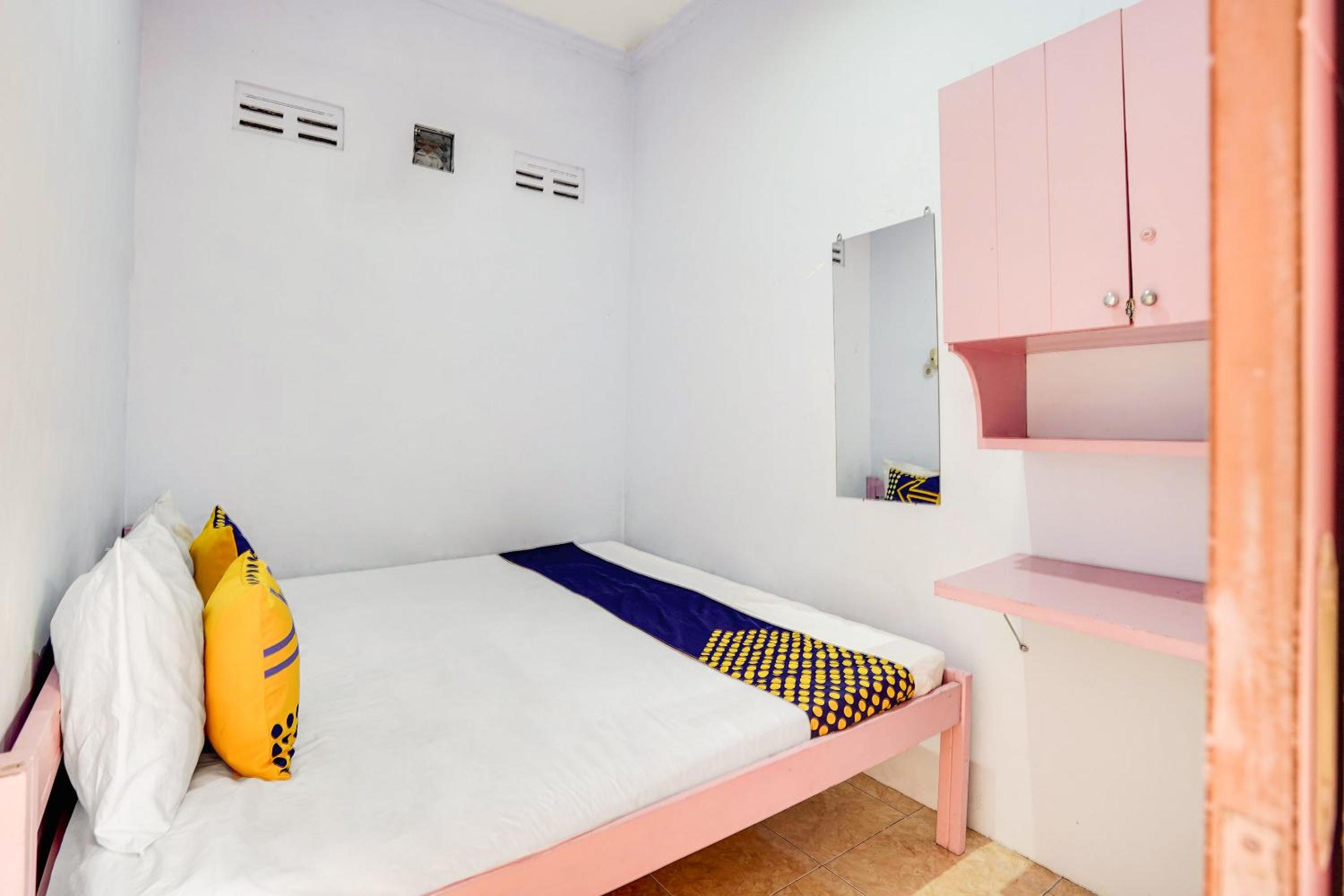 Budget Double Room photo 3