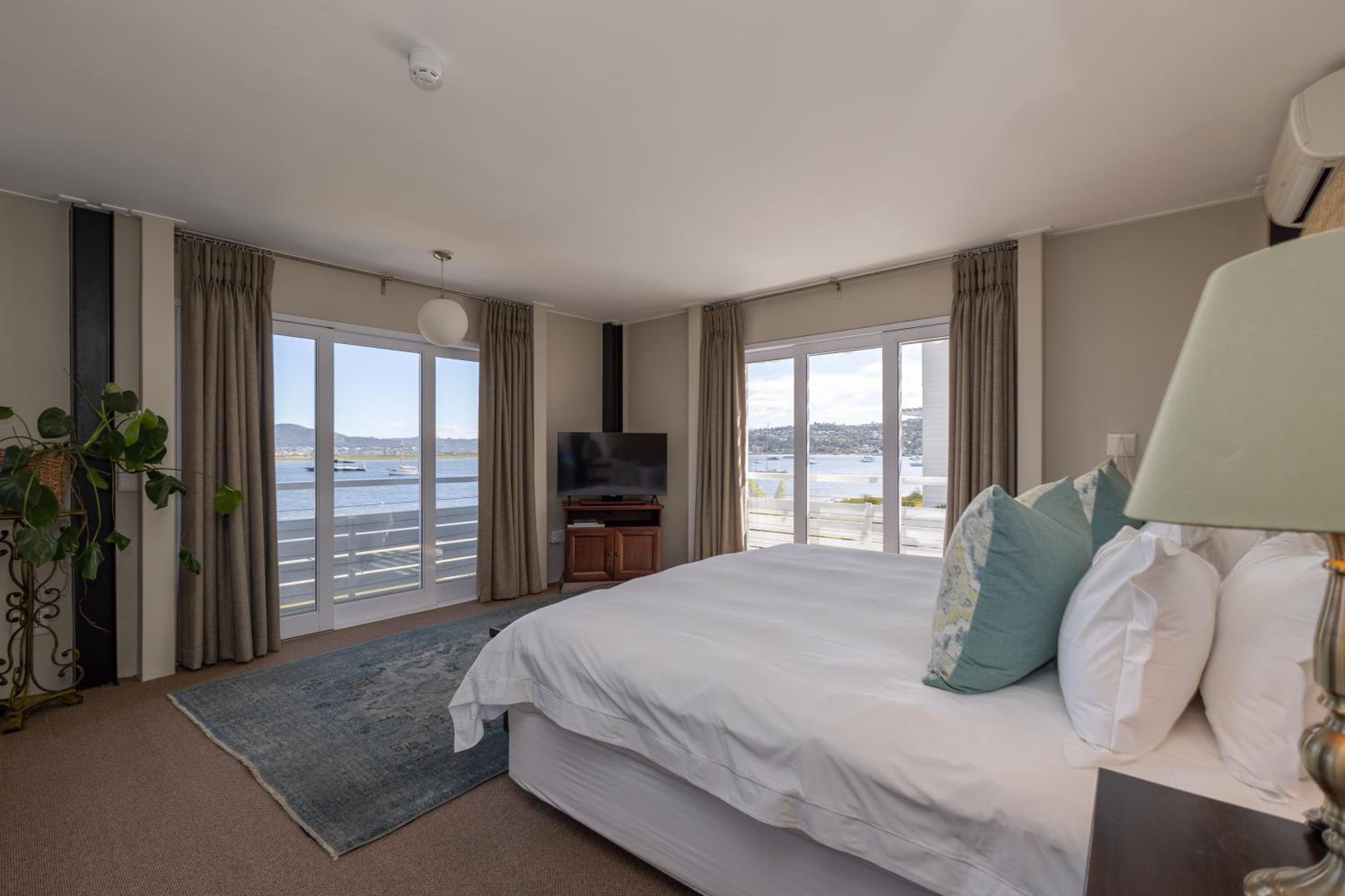 King Room with Lake View - Photo 19