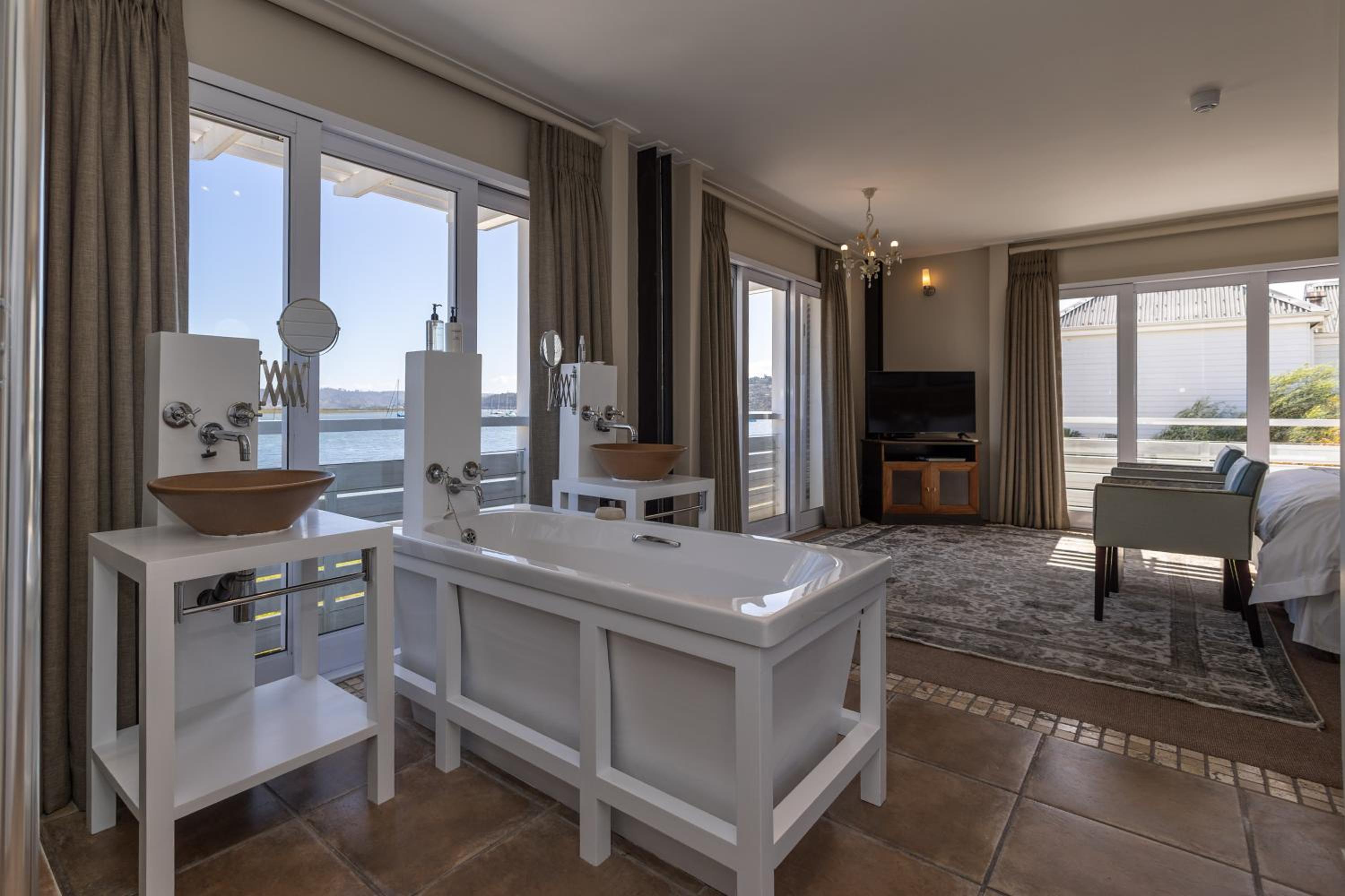 King Room with Lake View - Photo 17