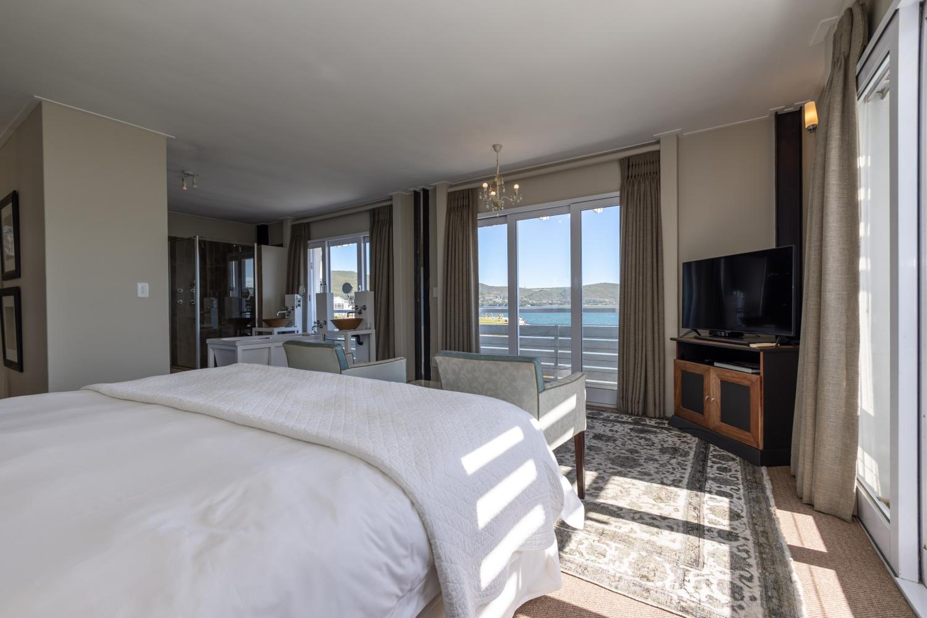 King Room with Lake View - Photo 11