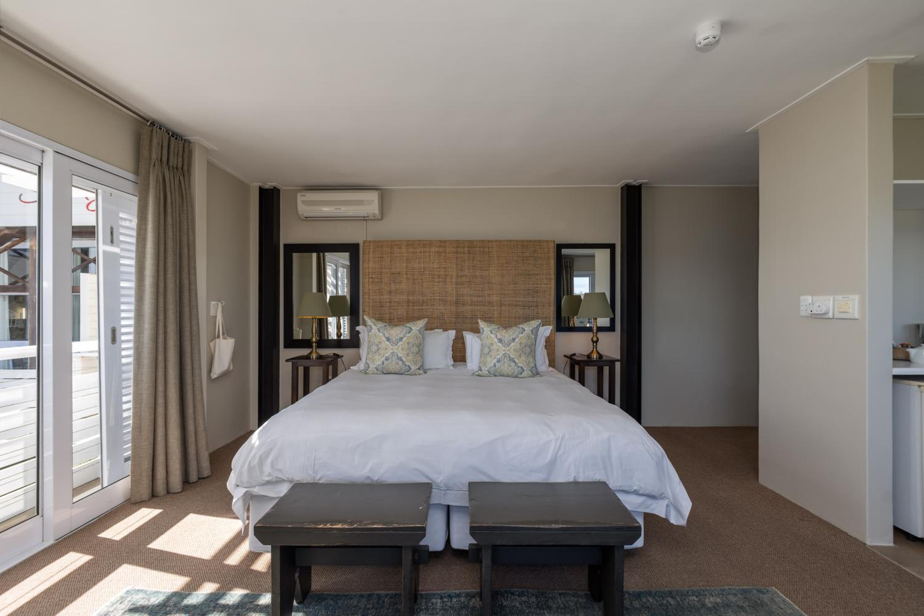 King Room with Lake View - Photo 14