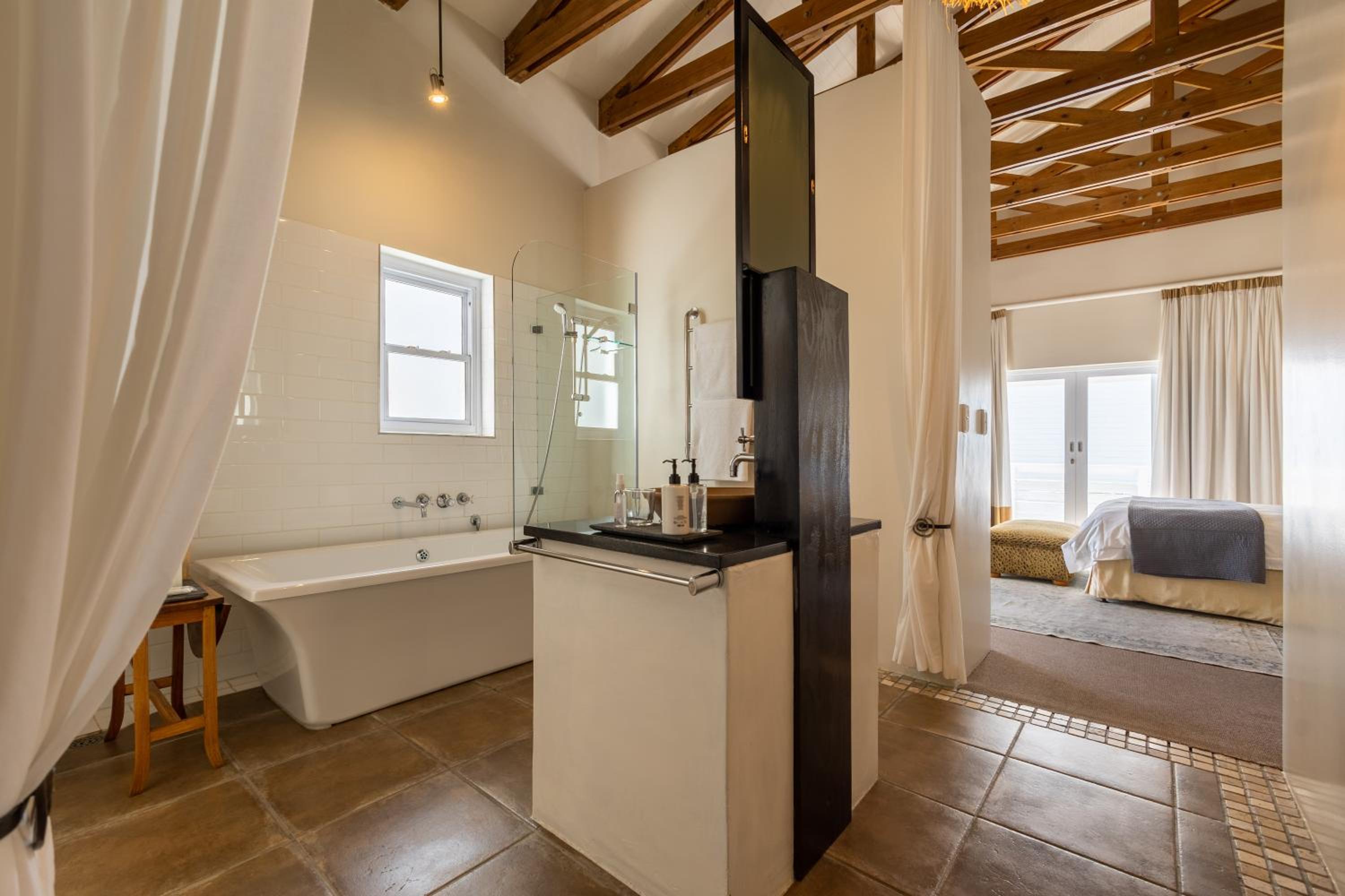 King Room with Lake View - Photo 9