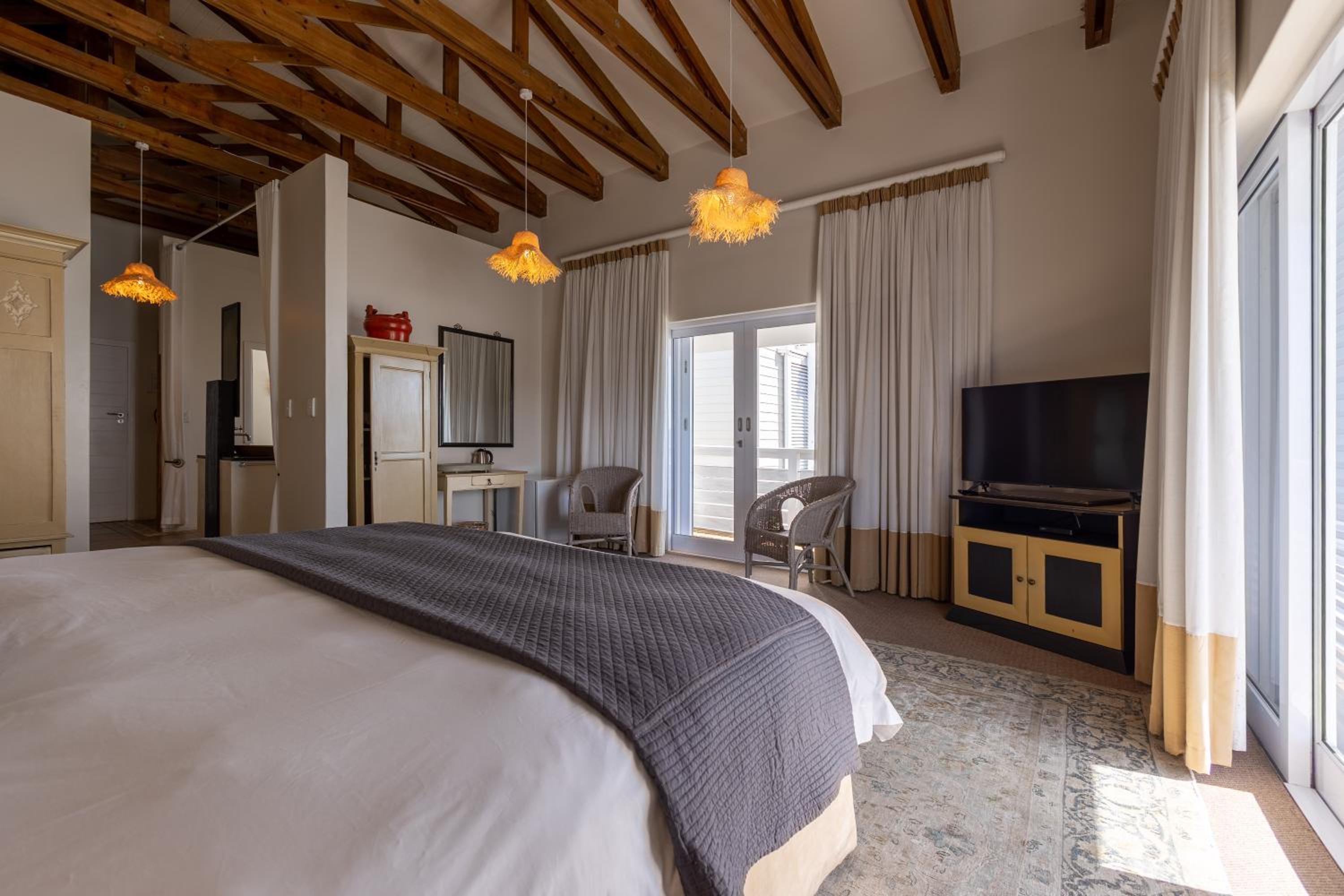 King Room with Lake View - Photo 7