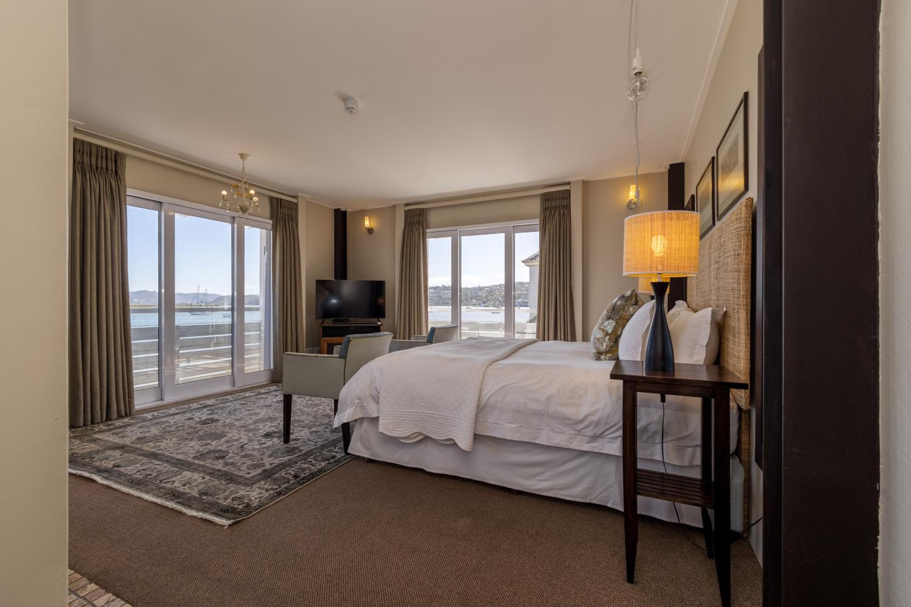 King Room with Lake View - Photo 10