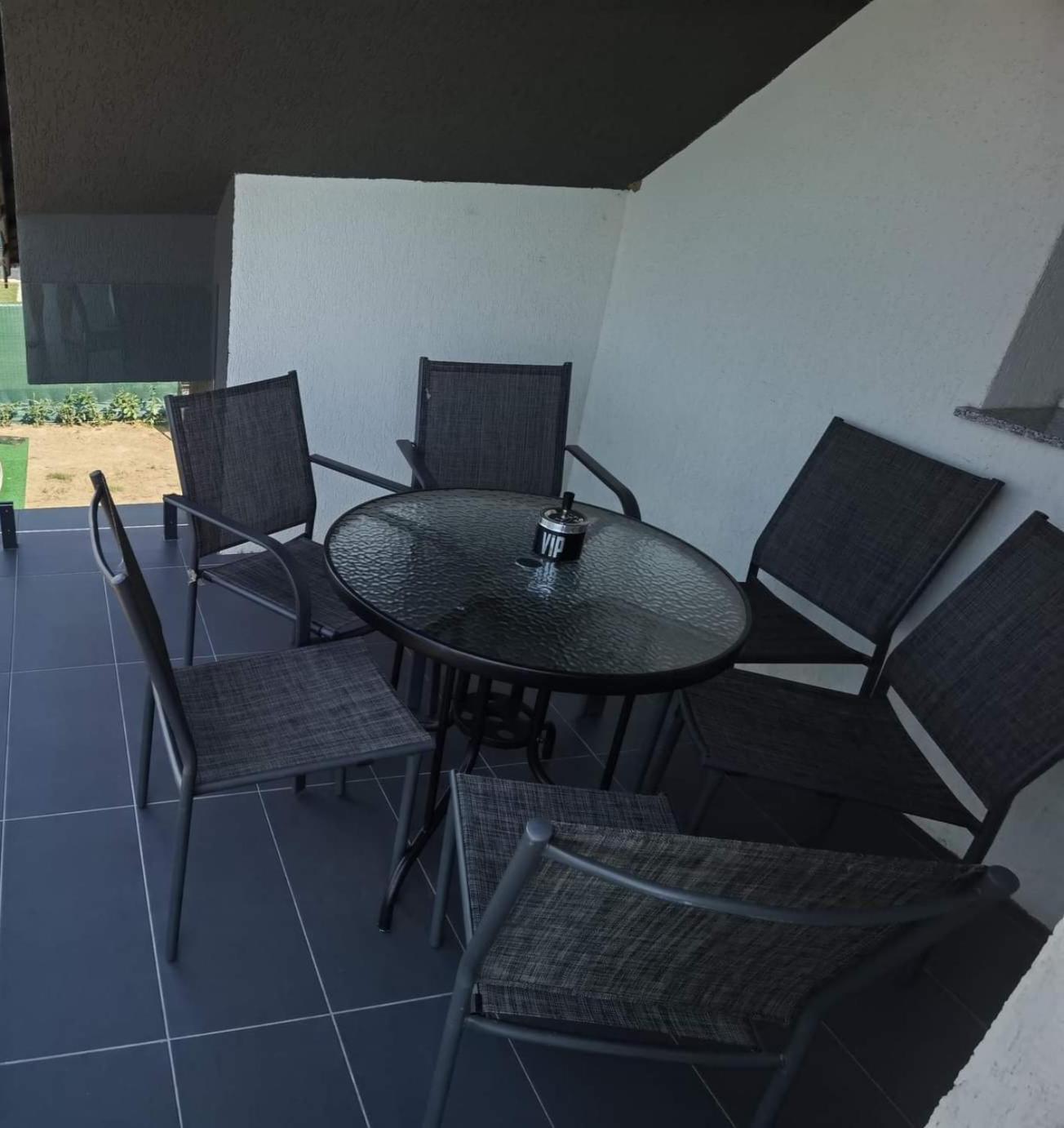 Apartment with Balcony - Photo 2