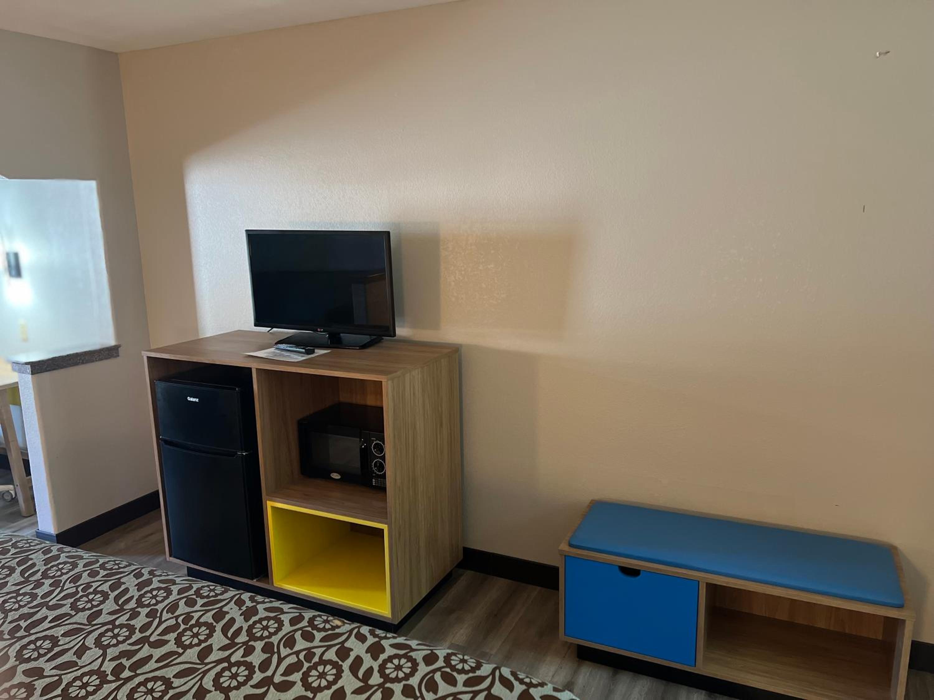King Suite - Mobility Accessible/Smoking - Photo 6