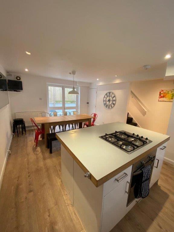 Five-Bedroom House - Photo 3