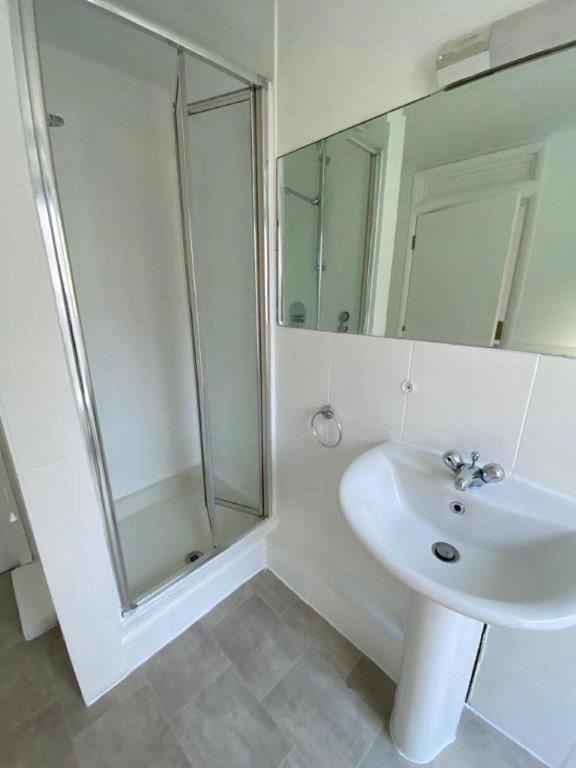 Five-Bedroom House - Photo 4