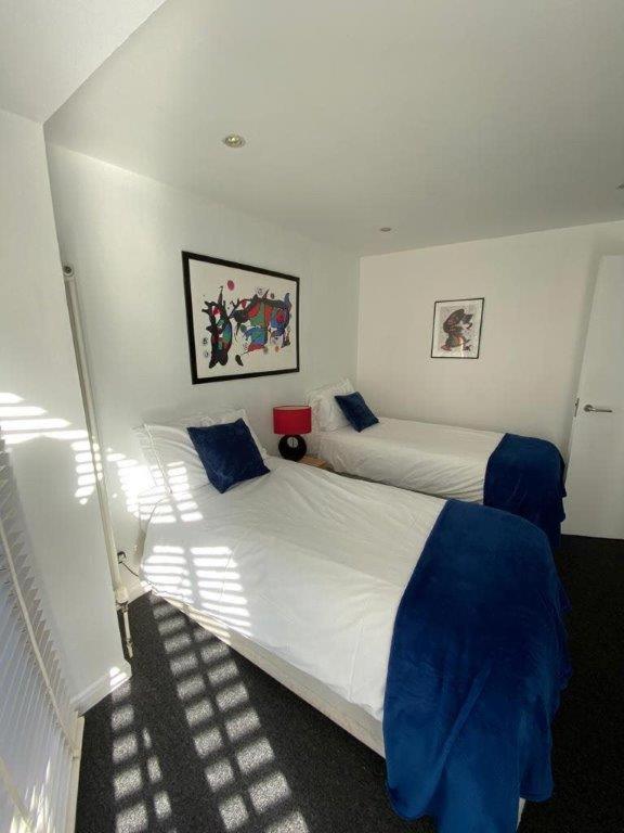 Five-Bedroom House - Photo 6