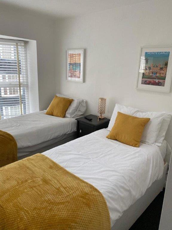 Five-Bedroom House - Photo 7