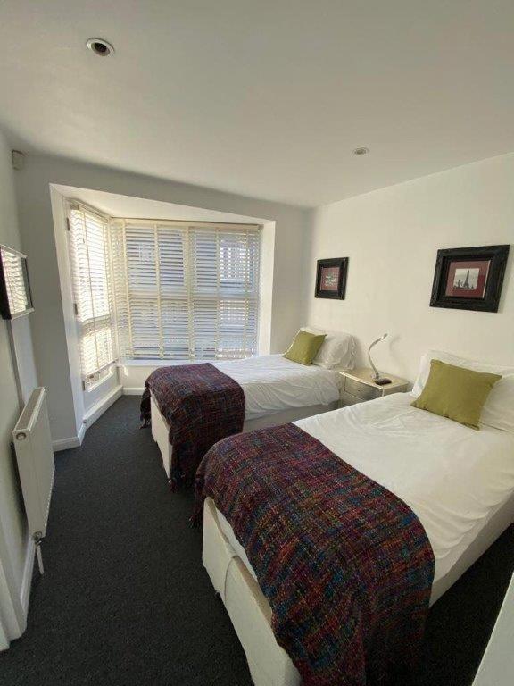 Five-Bedroom House - Photo 5