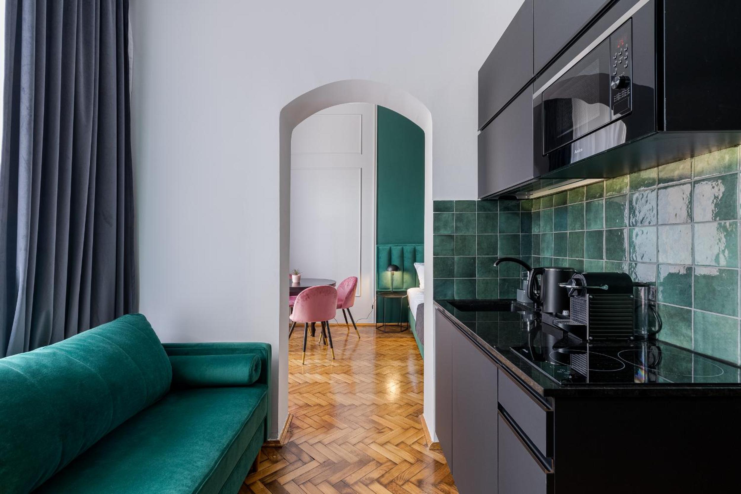 Deluxe One-Bedroom Suite with Balcony – 30m2