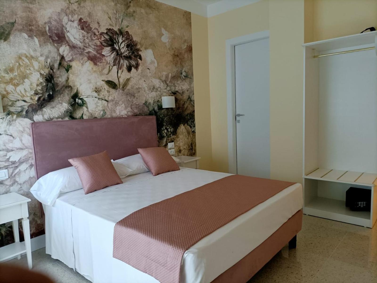 Deluxe Double Room with Balcony photo 1