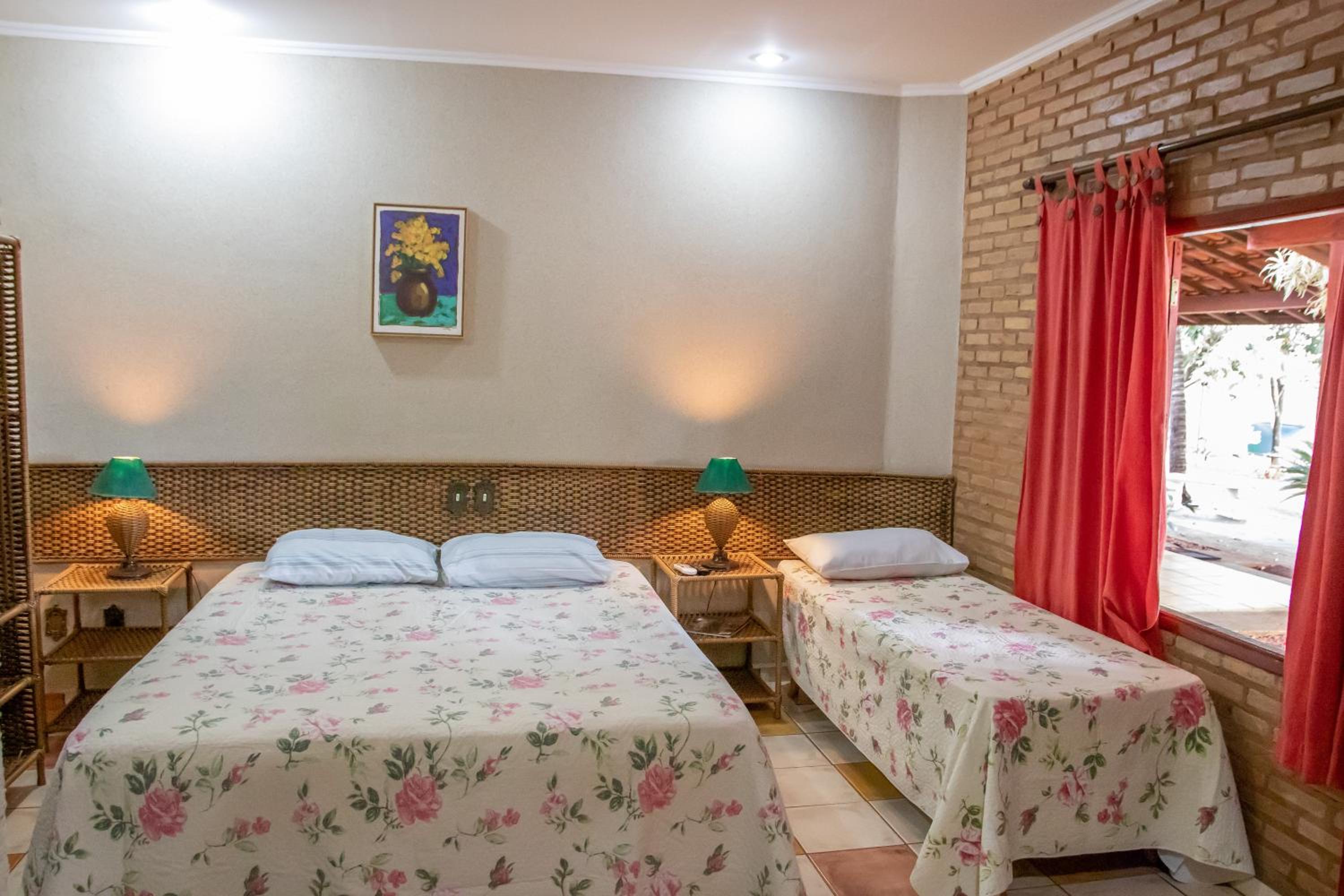 Quadruple Room with Pool View - Photo 18