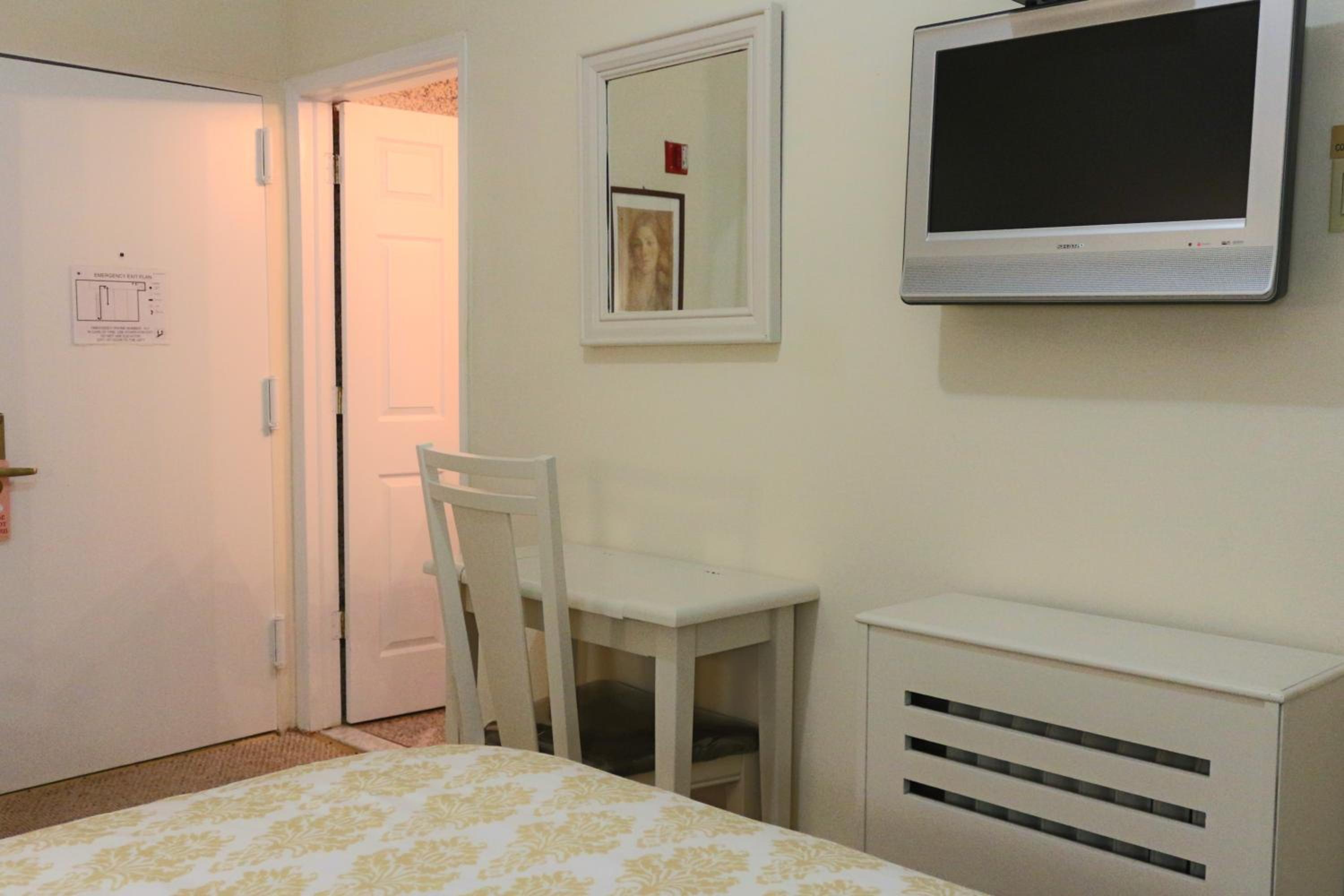 Standard Queen Room photo 2