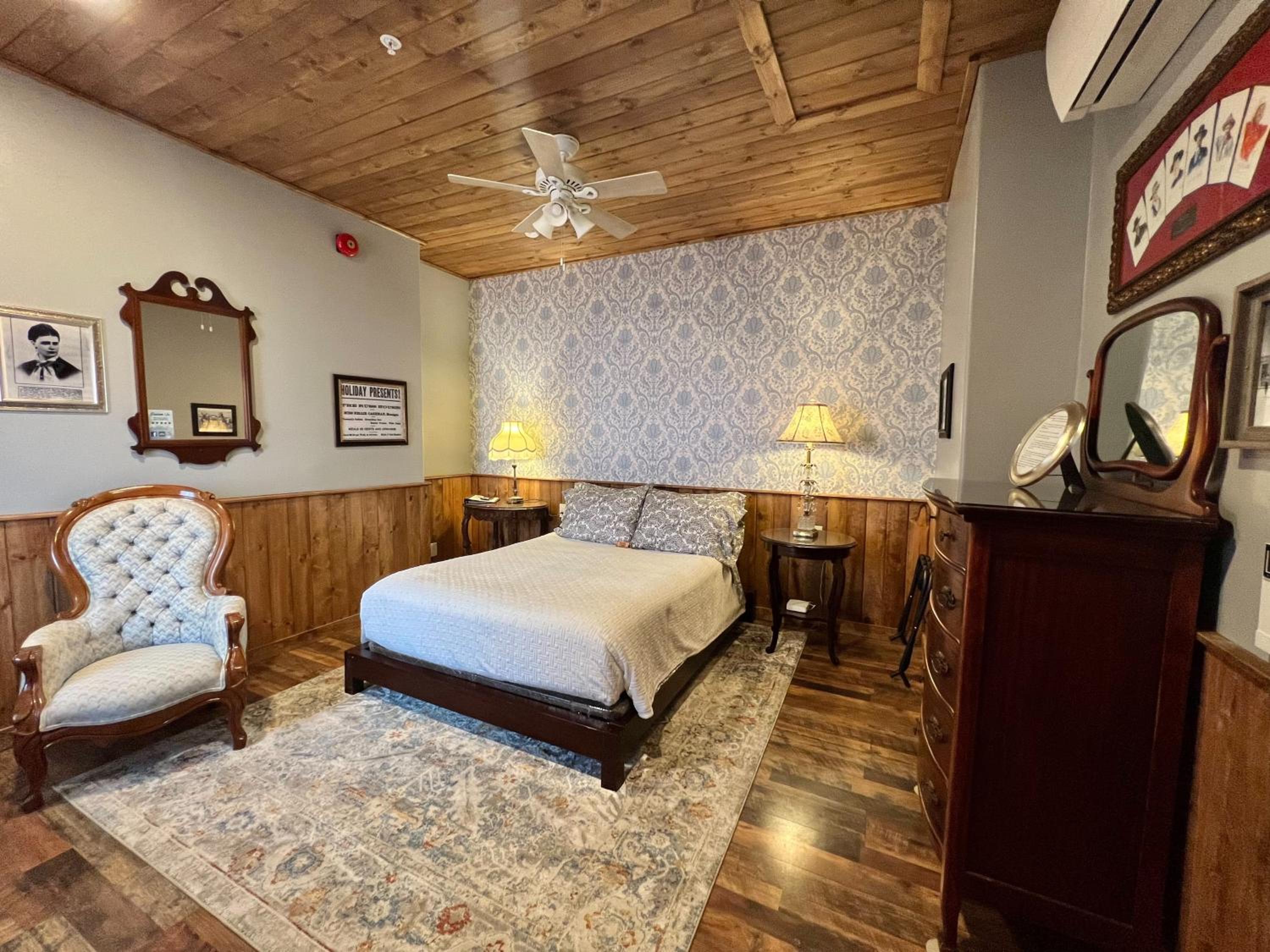 Standard Queen Room