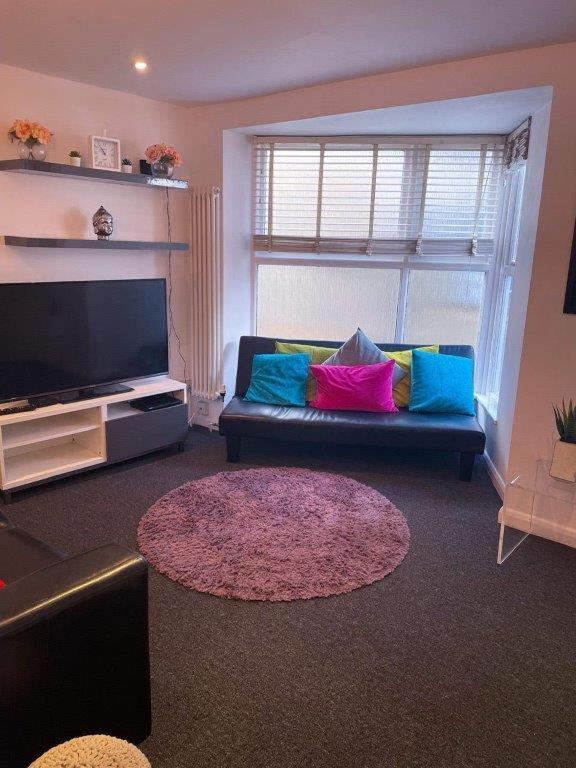 Five-Bedroom House - Photo 1