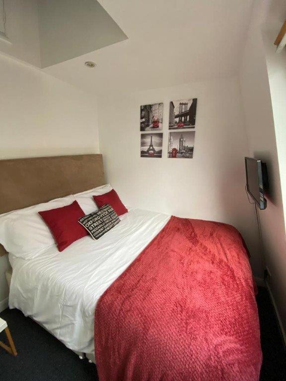 Five-Bedroom House - Photo 10