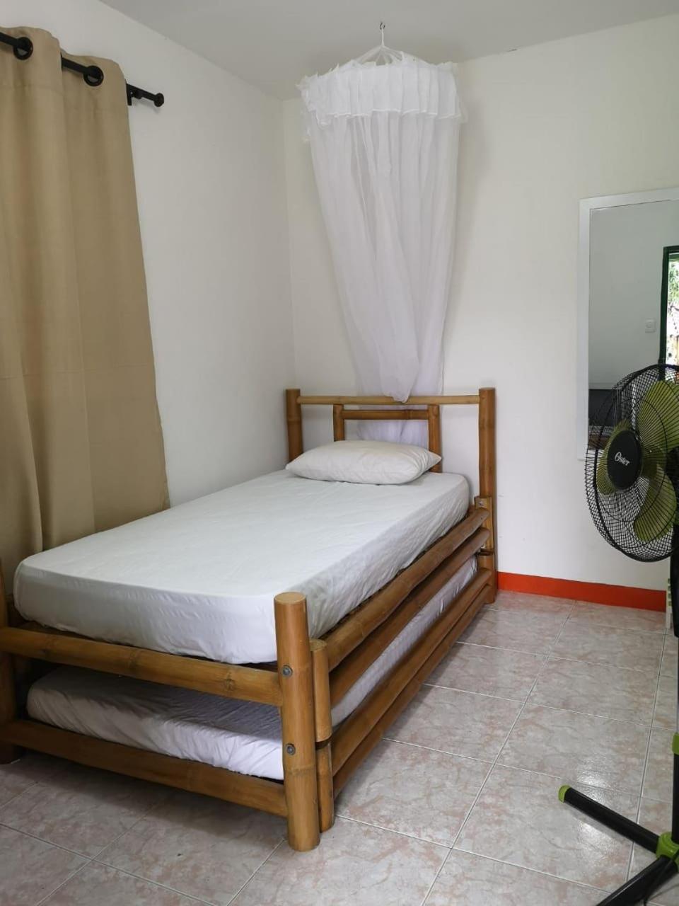 Eight-Bedroom House photo 1