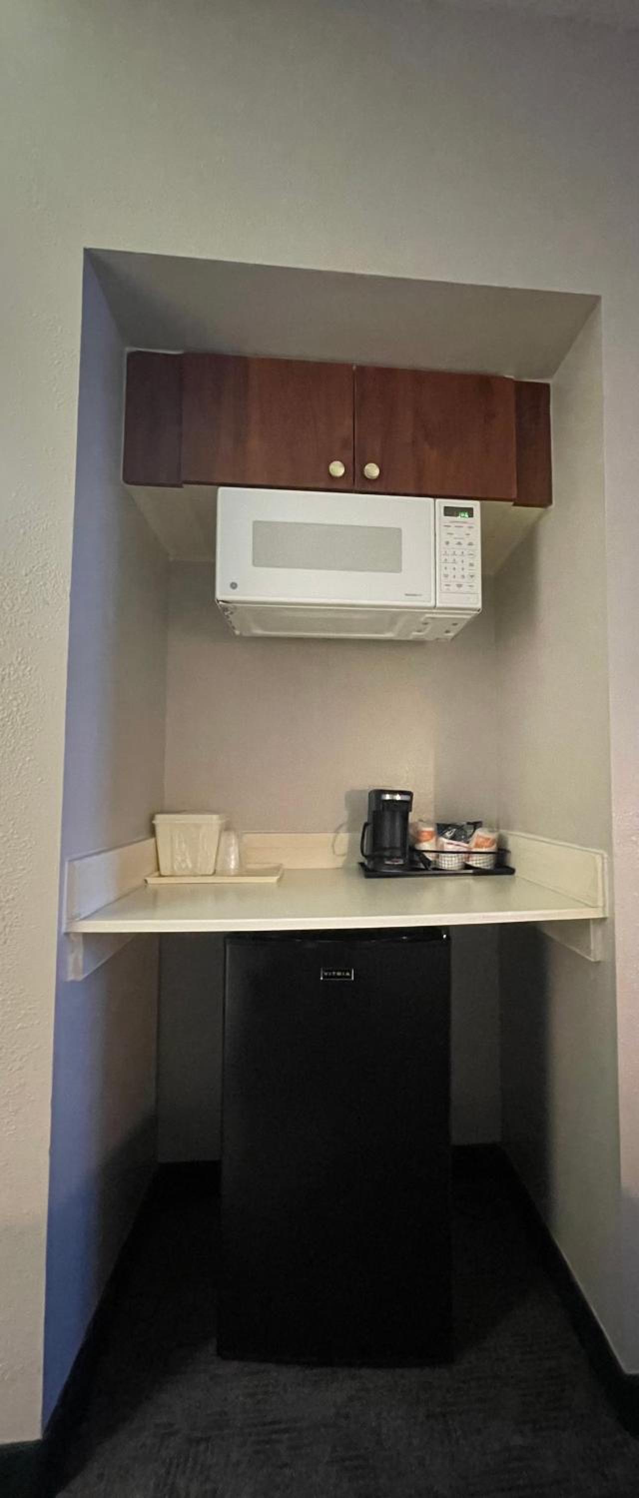King Room - Non-Smoking - Photo 5