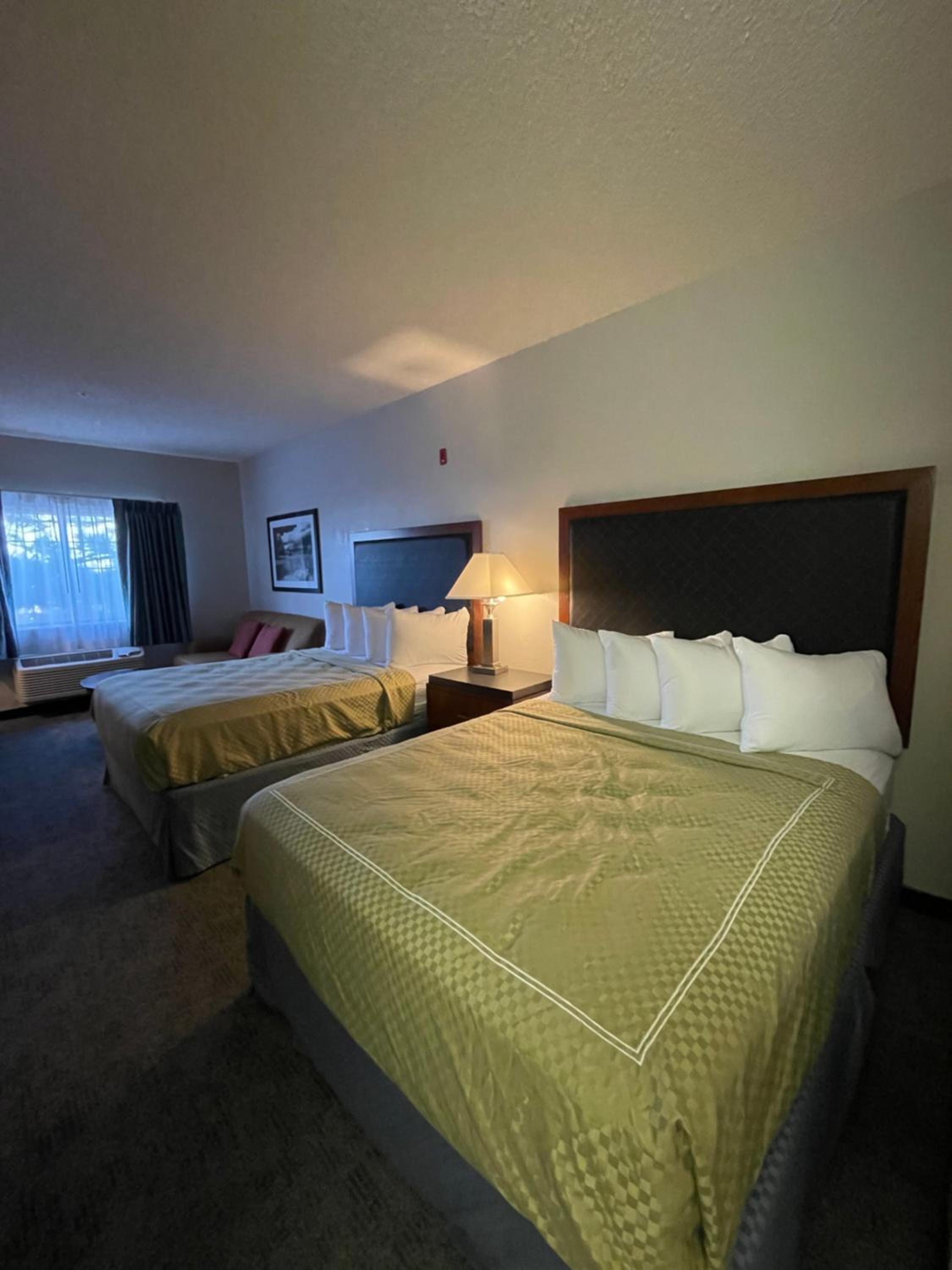 Queen Room with Two Queen Beds - Non-Smoking - Photo 4