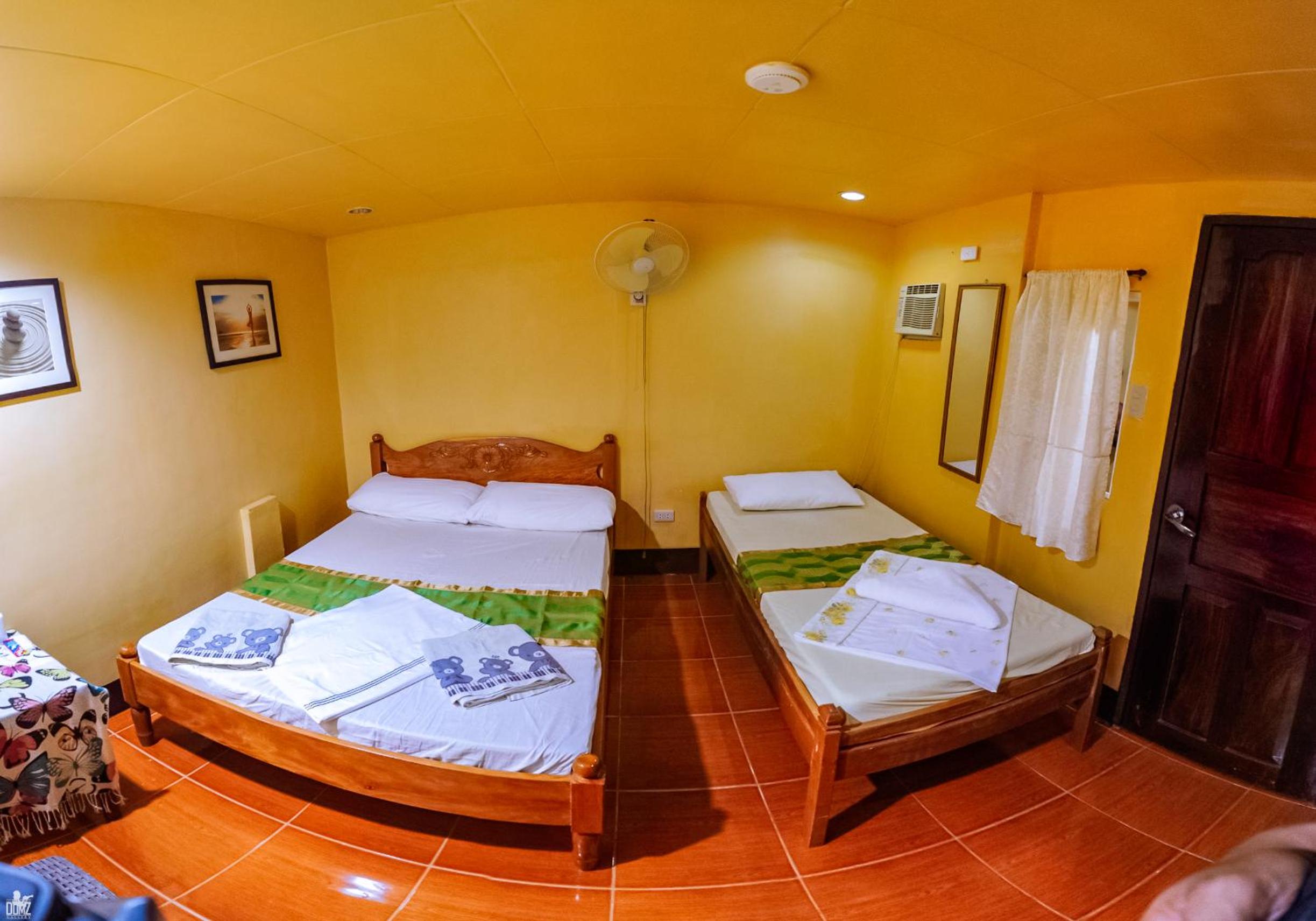Basic Triple Room with Shared Bathroom - No Window  photo 3